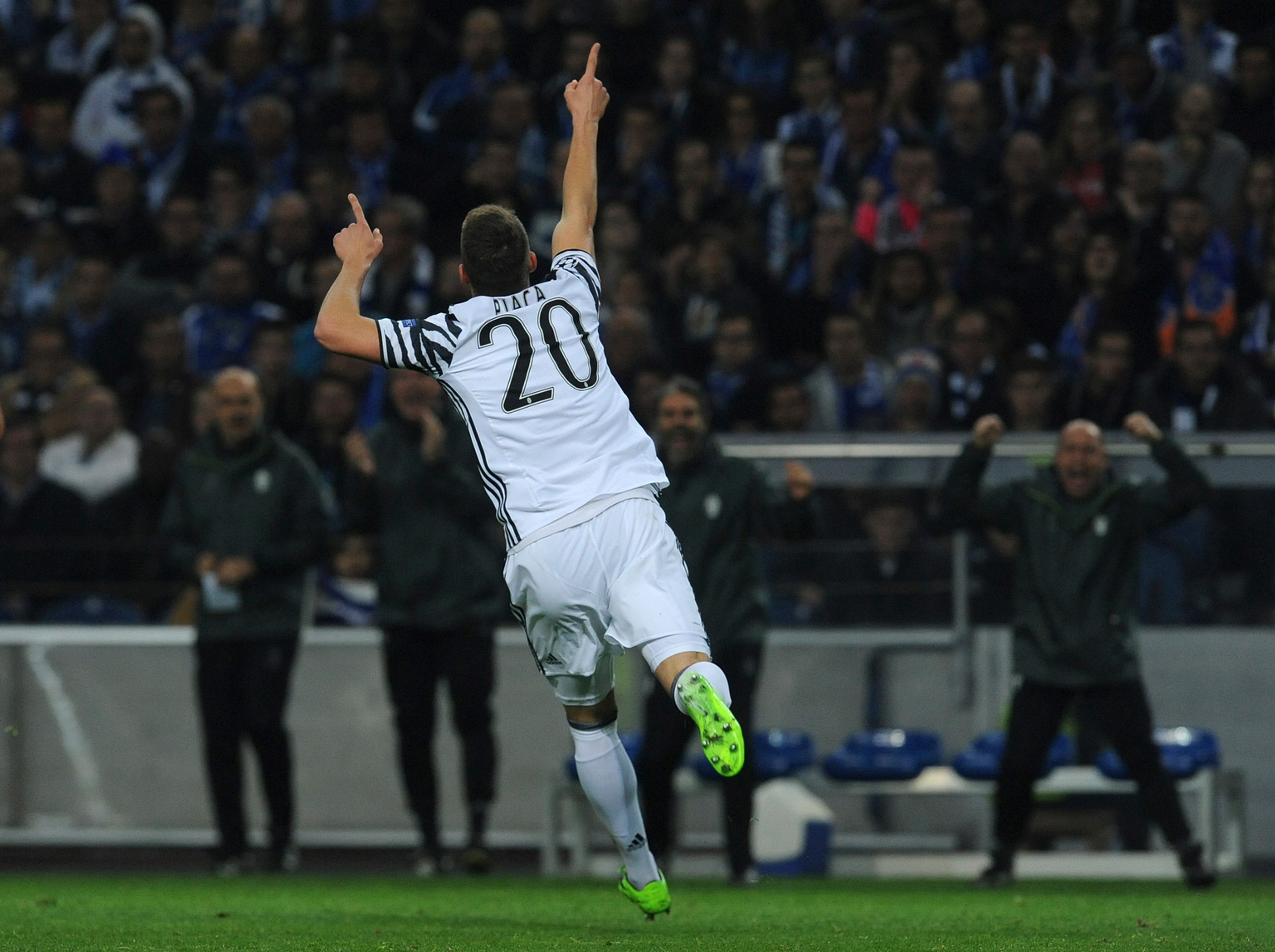 Zakončovateľ Juventusu Marko Pjaca s pohľadom do nebies oslavuje svoj gól v osemfinále LM proti Portu.
