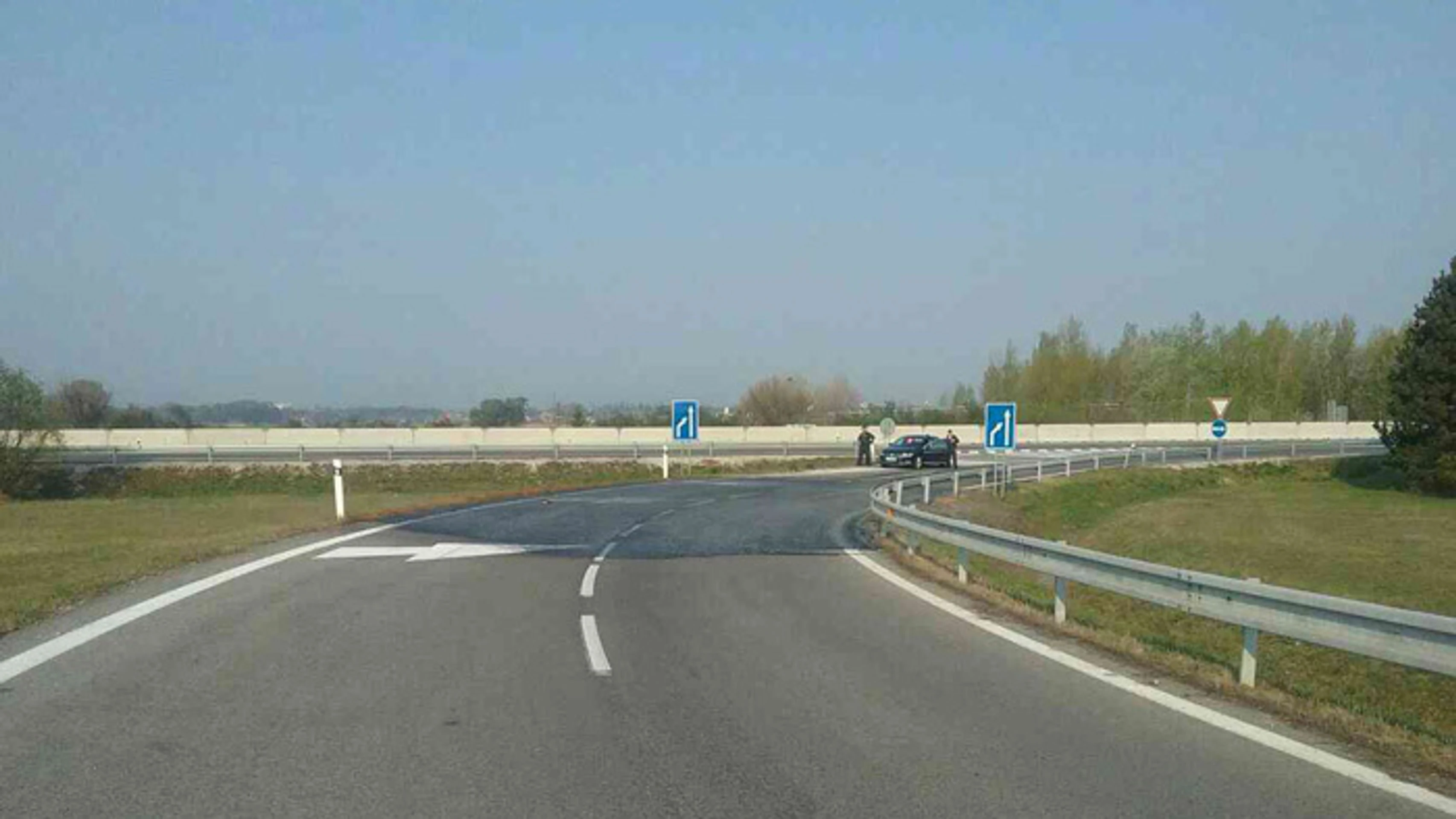 Pohľad na privádzač na D1, kde sa vyliala kyselina dusičná.