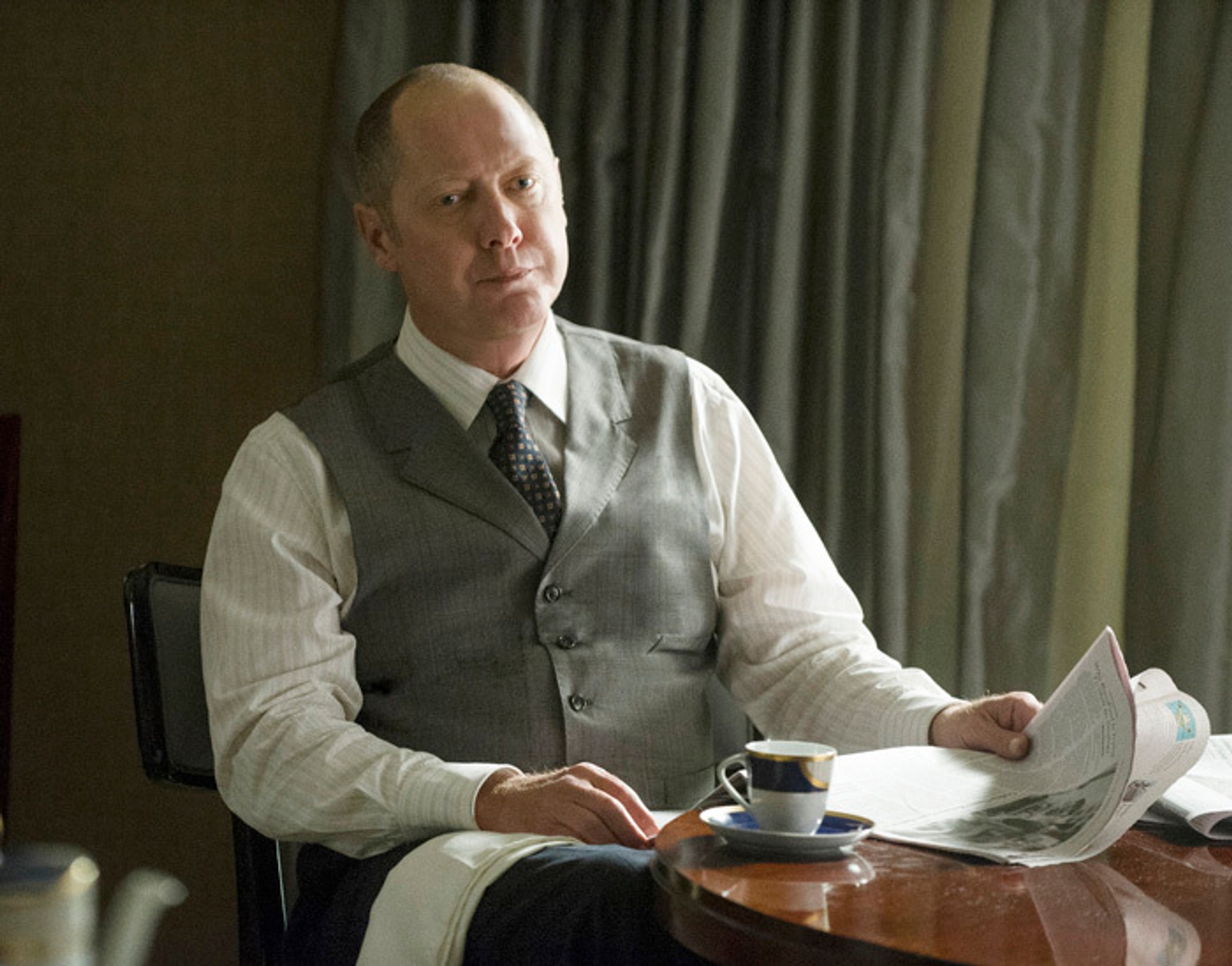 Herec James Spader v seriáli Čierny zoznam ako Raymond "Red" Reddington.