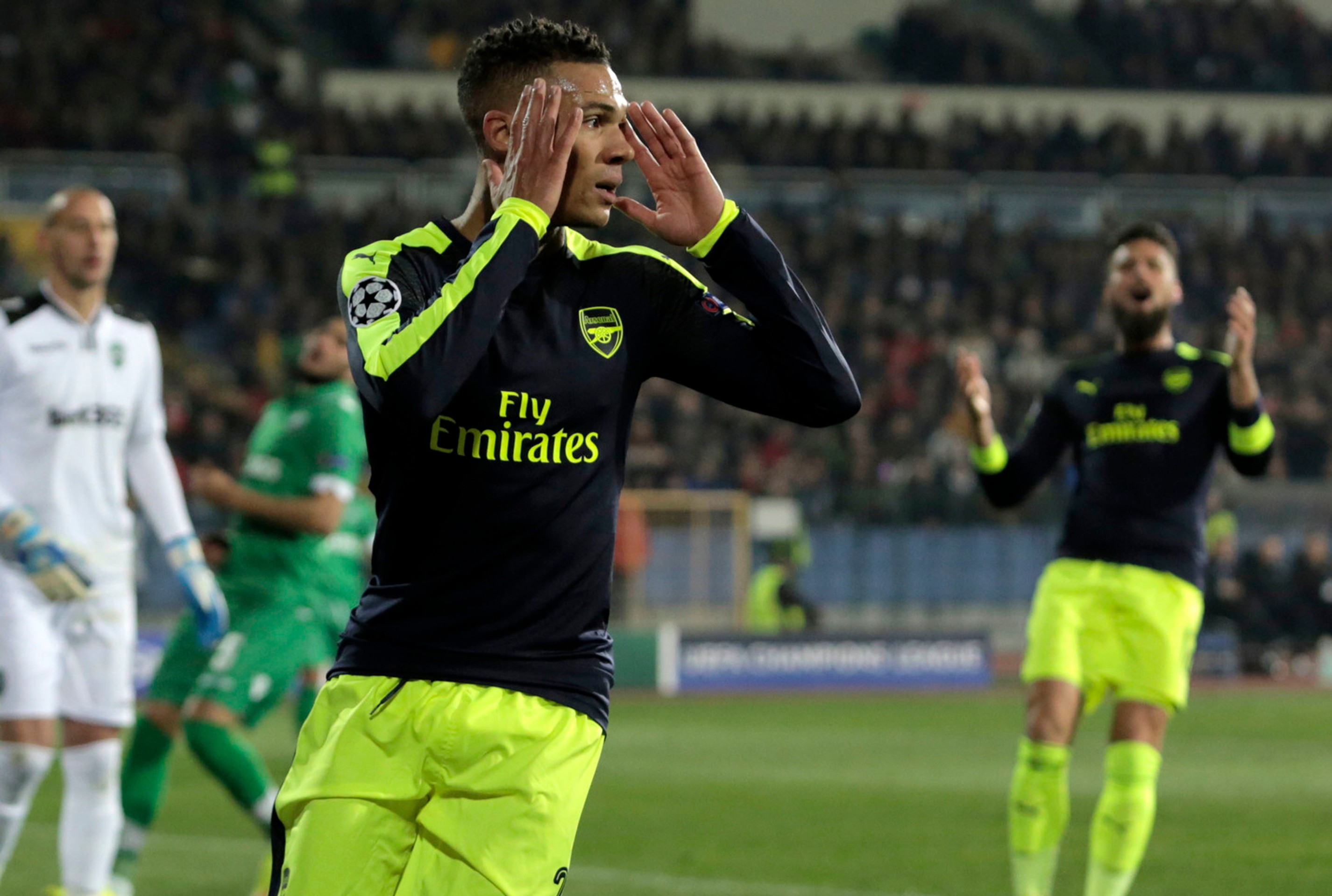 Kieran Gibbs (Arsenal) sa chytá za hlavu po nepremenej šanci.