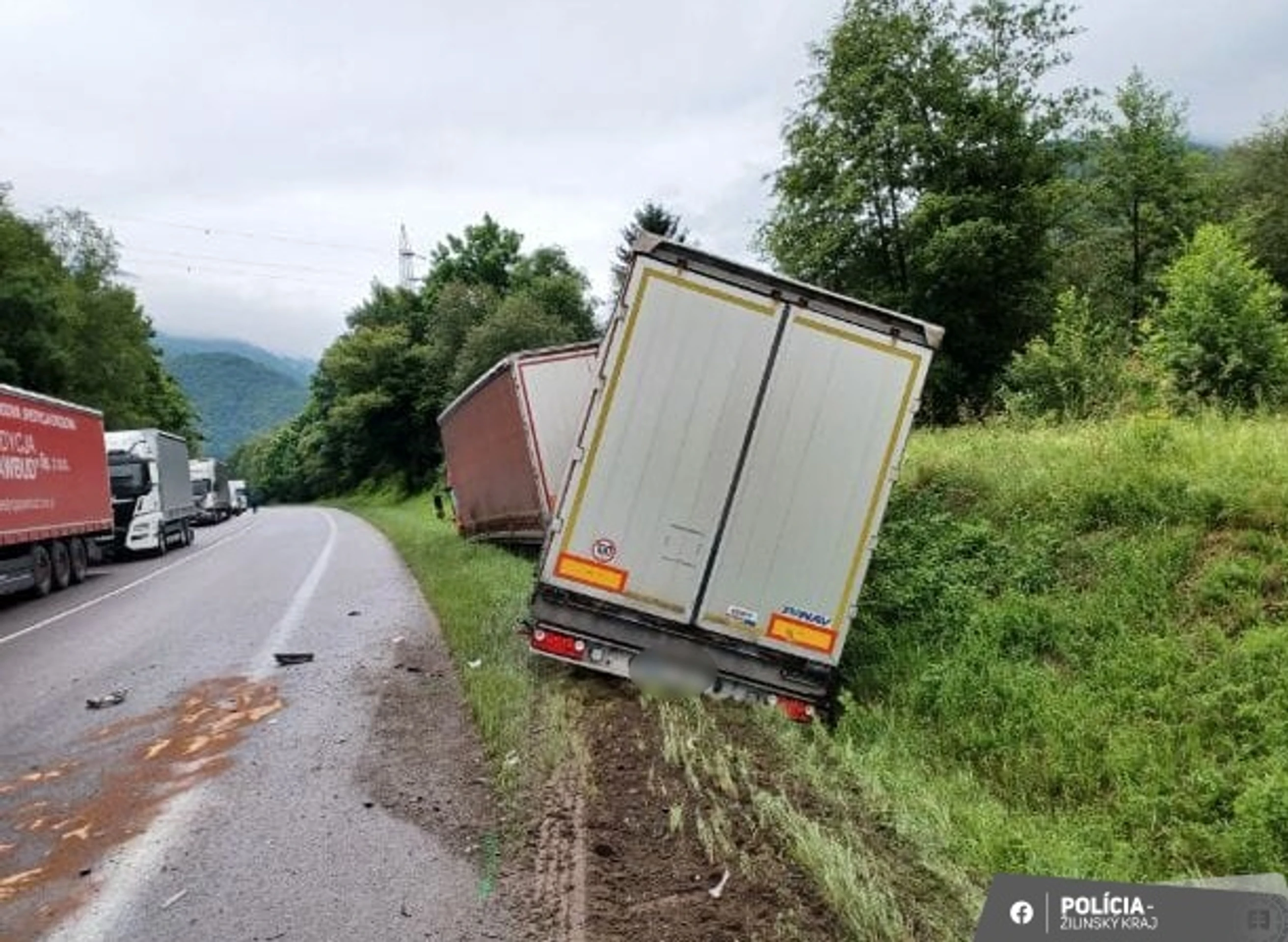 Nehoda kamiónu a dvoch áut na ceste medzi Vrútkami a Žilinou.