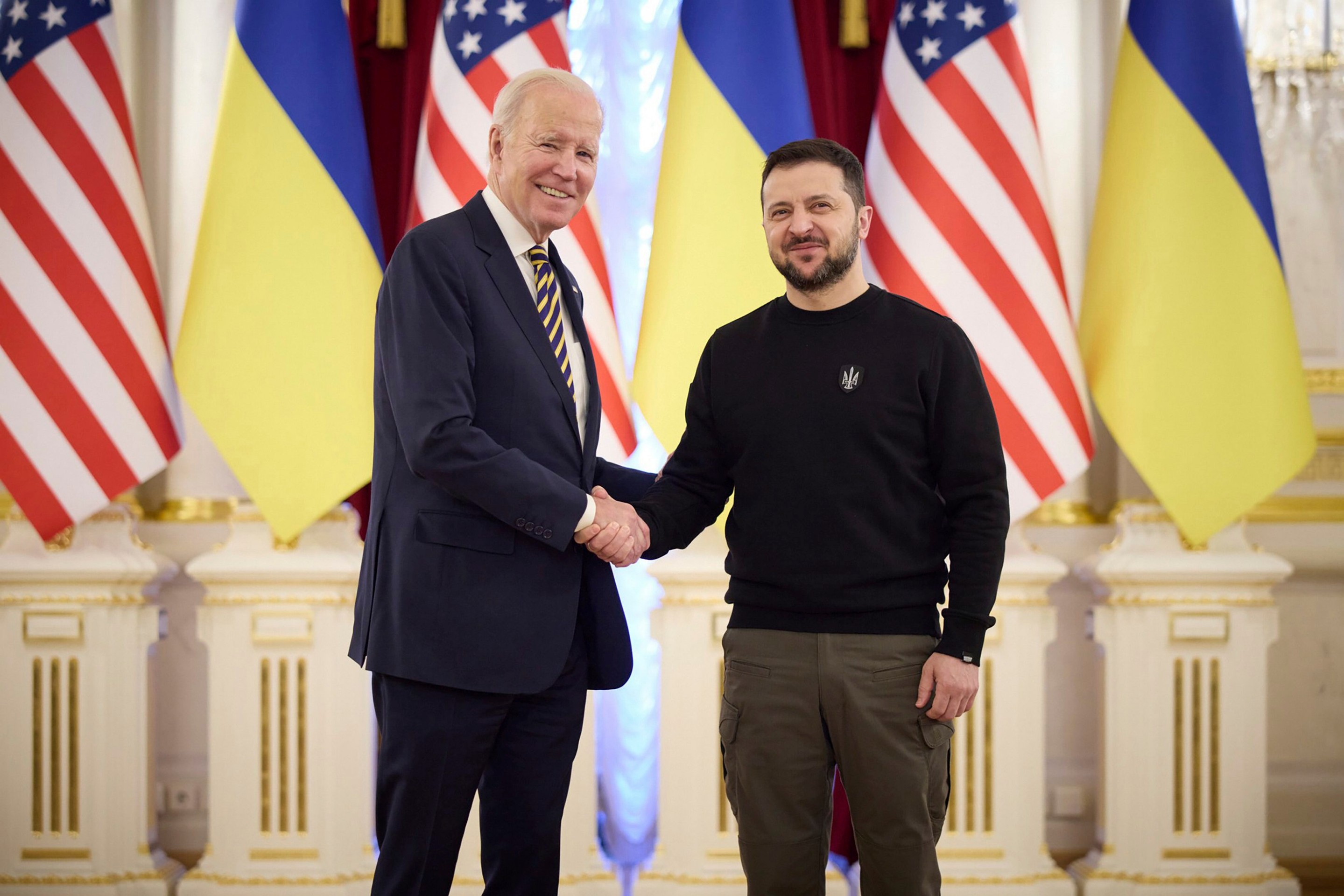 Prezident USA Joe Biden a jeho ukrajinský náprotivok Volodymyr Zelenskyj.