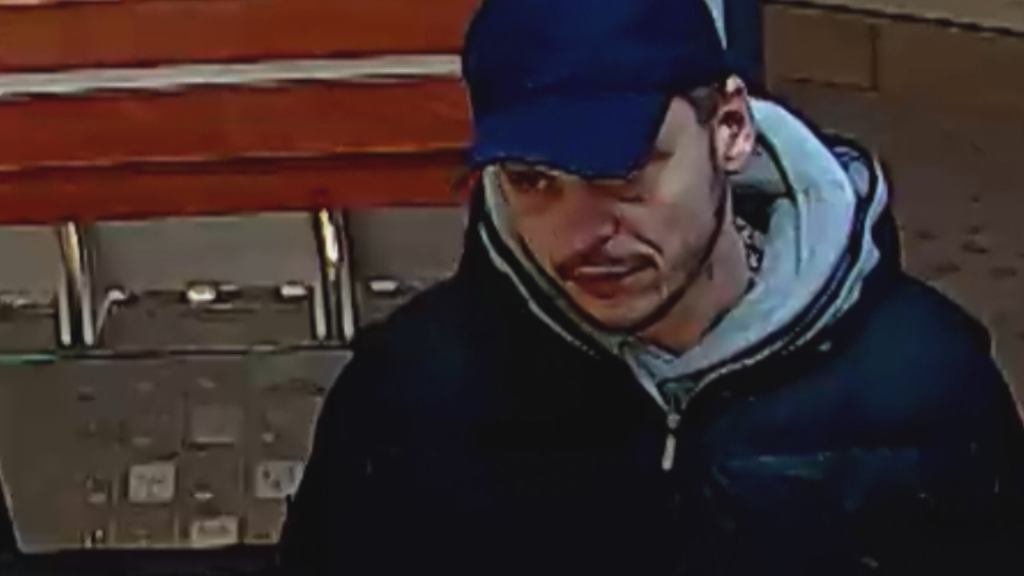 Zlodej v zlatníctve.