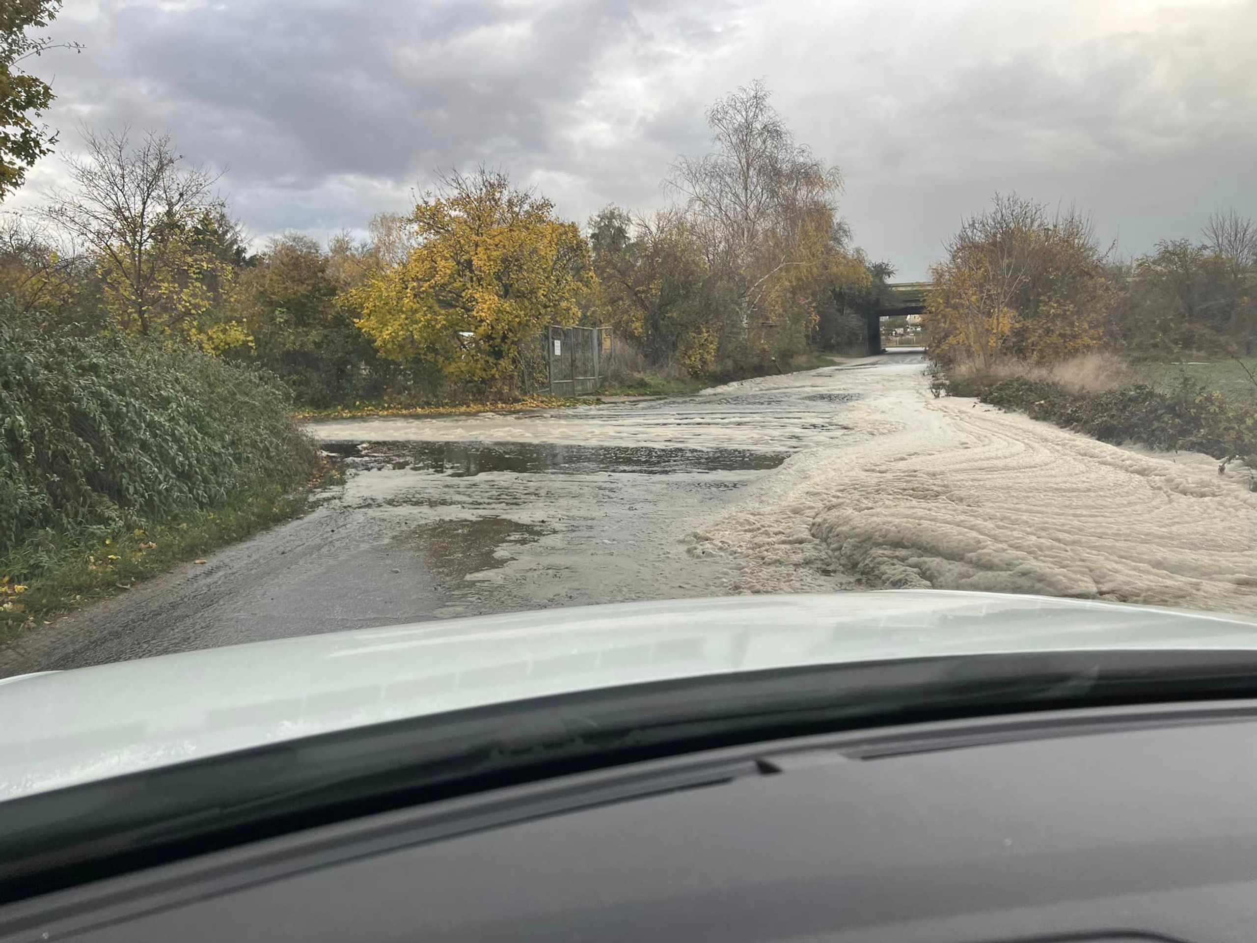 Vyliata tekutina neďaleko diaľnice D1 na úseku medzi Sencom a Blatným