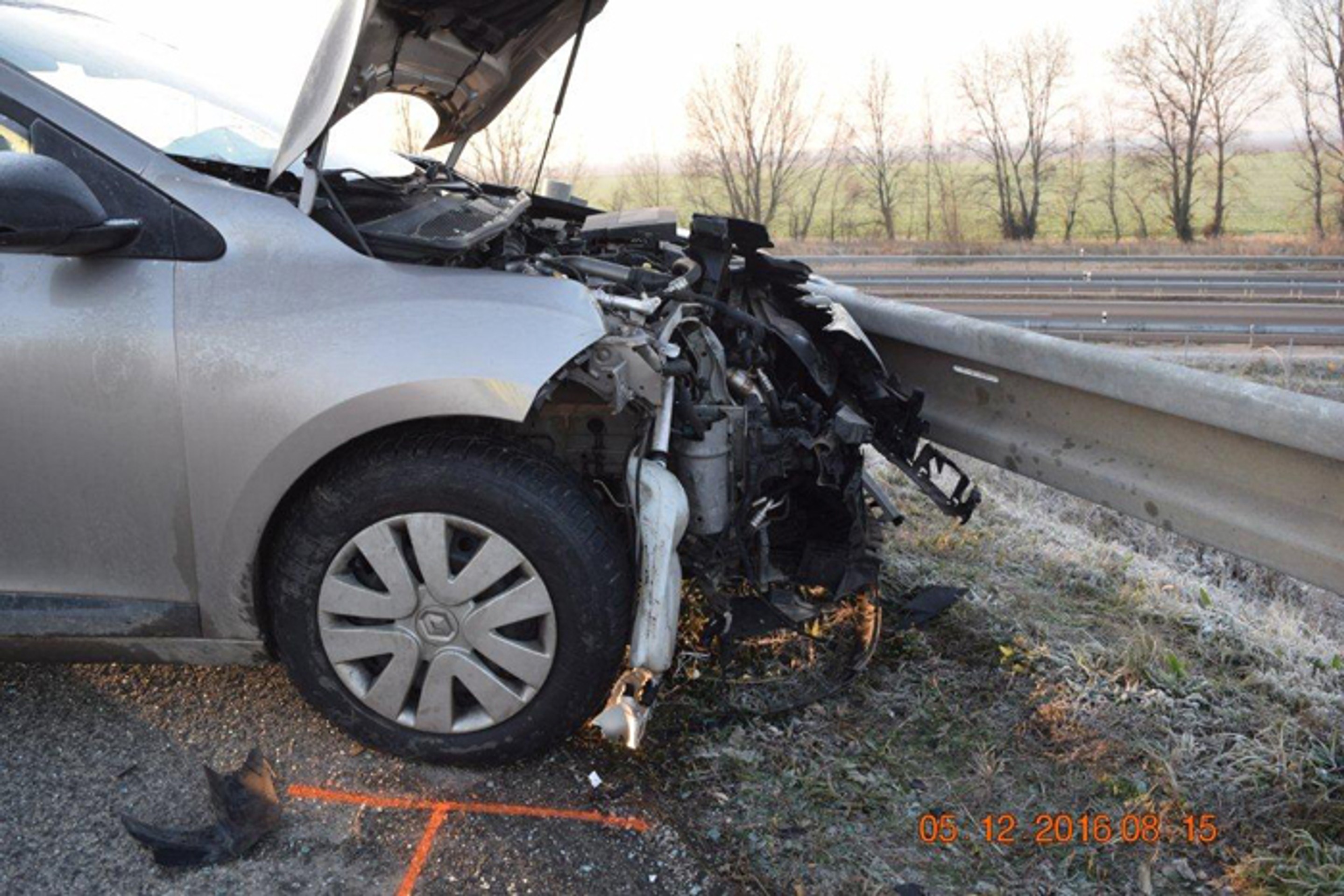 Záber na rozbitý motor po nehode vo Váhovciach.