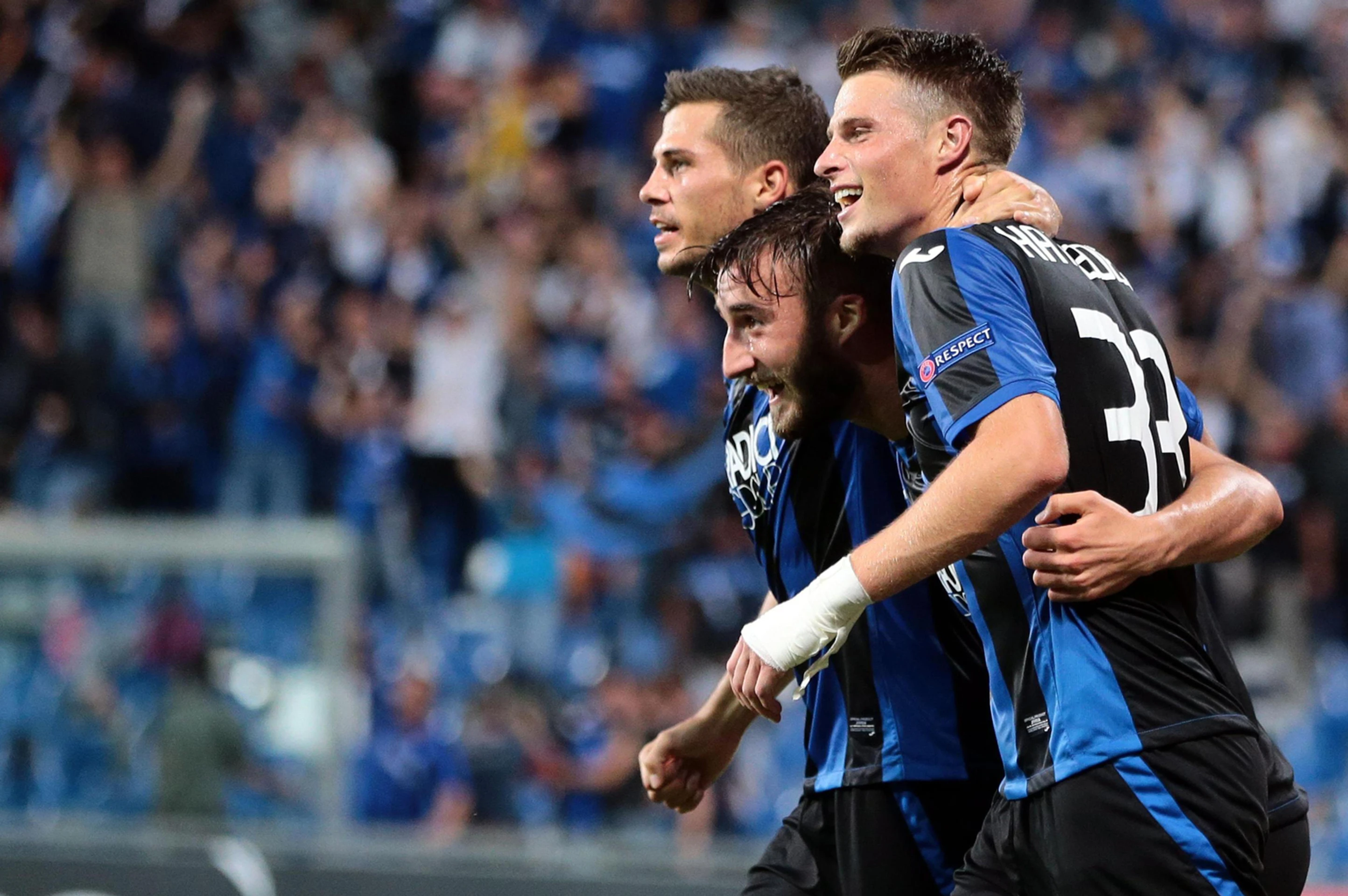 Brian Cristante (v strede) sa teší so spoluhráčmi z Atalanty z gólu v dueli EL proti Evertonu.