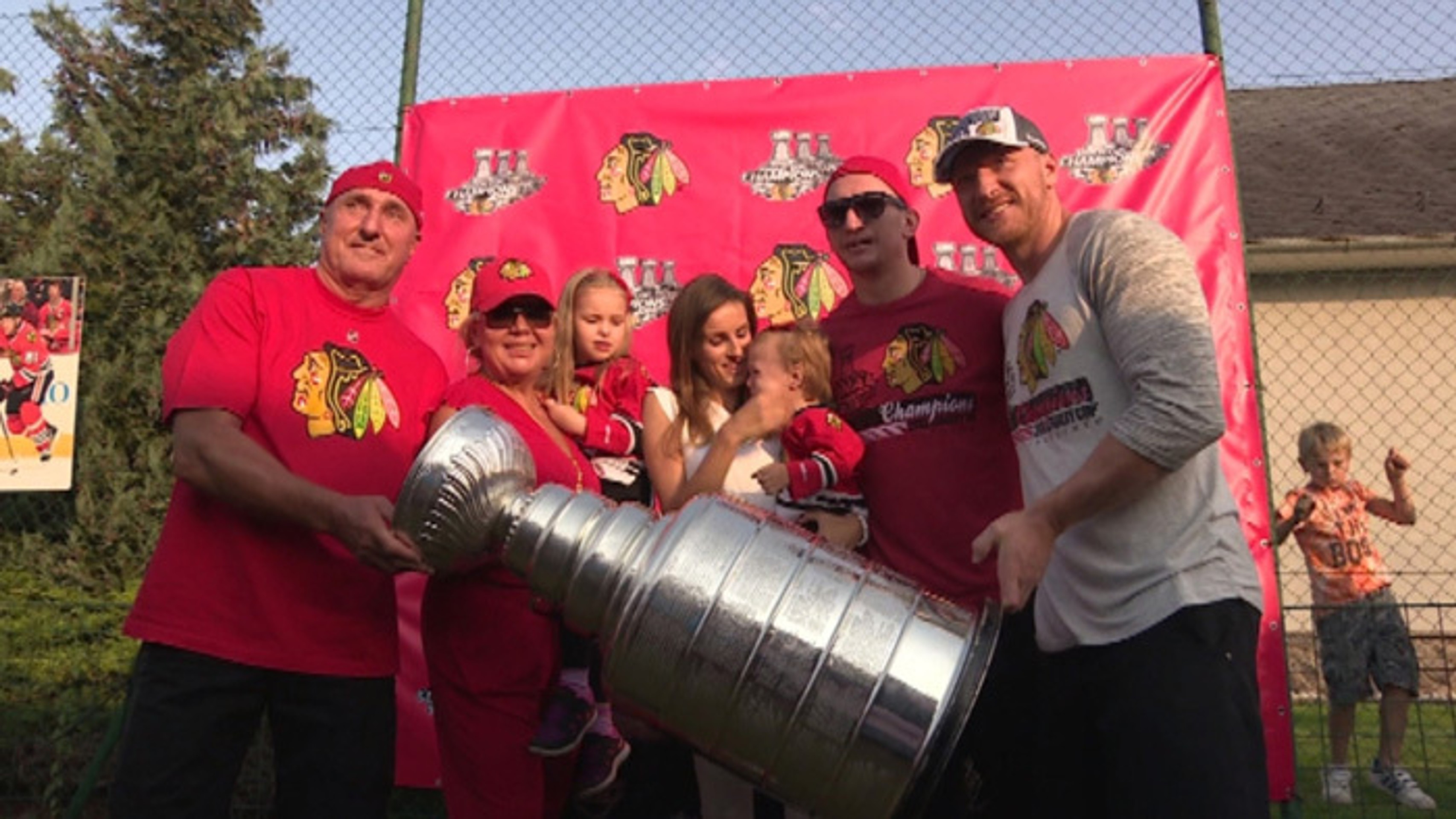 Rodina Hossovcov so Stanleyho pohárom.