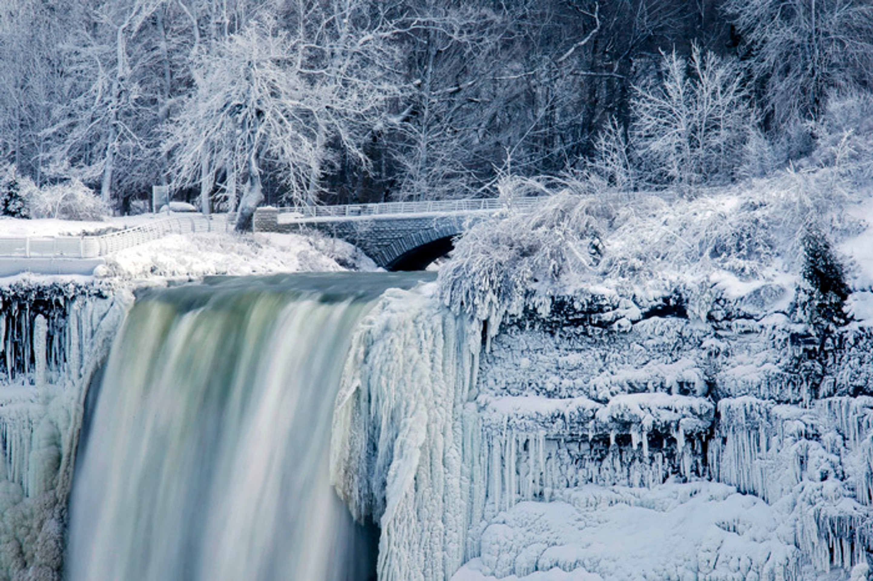Ďalekohľad, ktorý sa dá pozrieť na zamrznuté Niagarské vodopády.