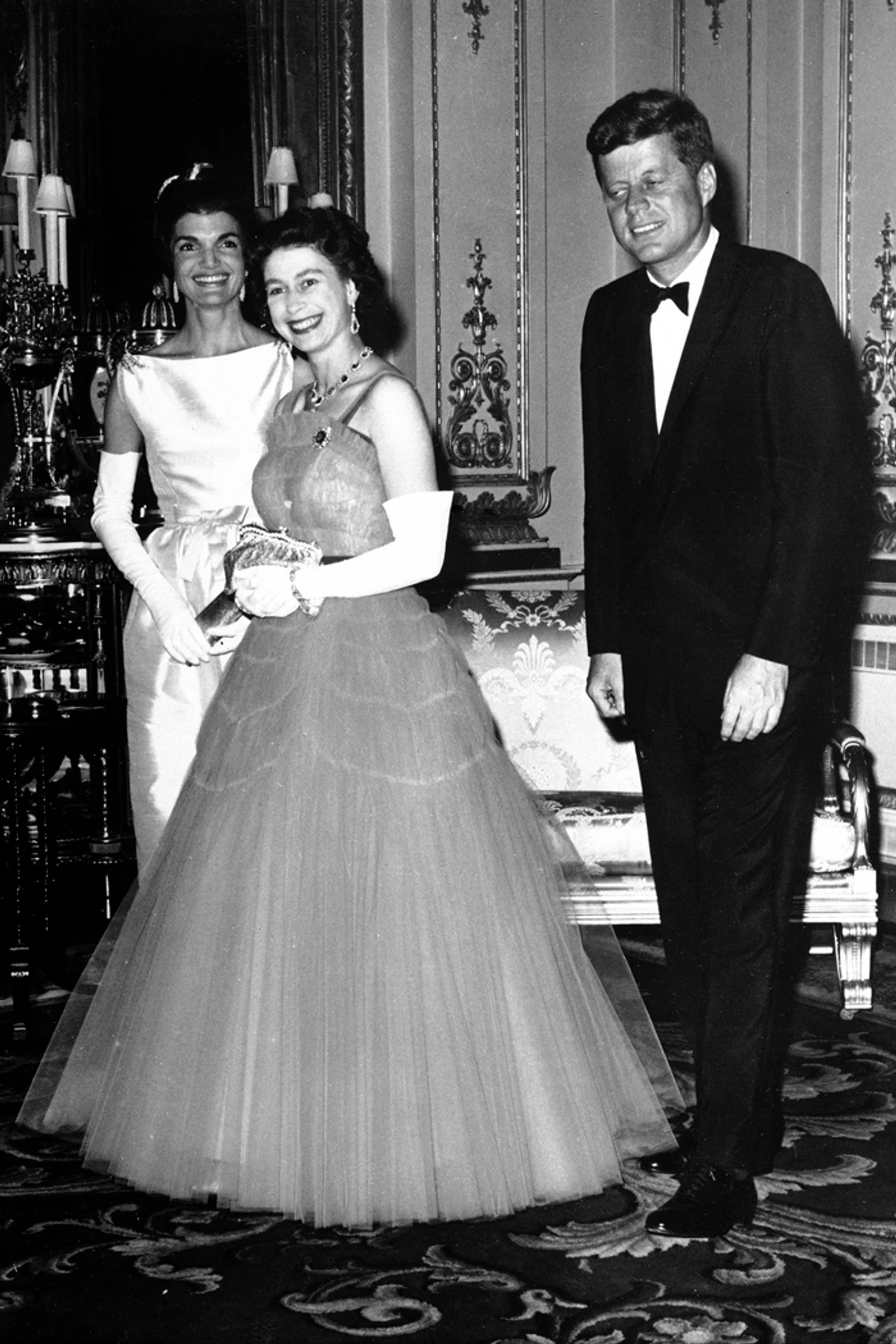 Alžbeta II. na večeri počas oficiálnej návštevy John F. Kennedyho s manželkou Jacqueline v Londýne. (5. júna 1961).