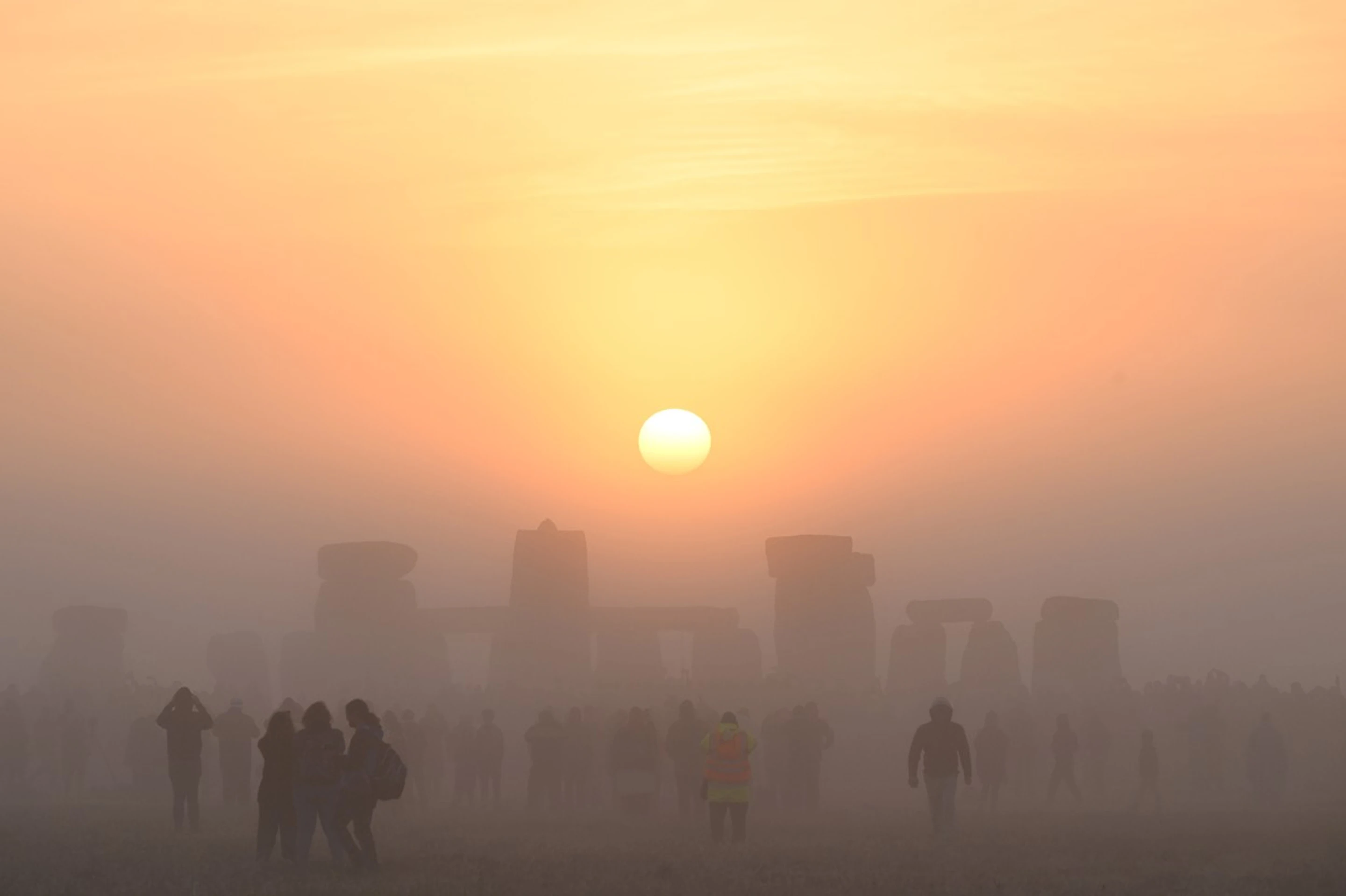Stovky prívržencov novopohanského druidizmu, obdivovateľov keltskej kultúry i bežných zvedavcov sa v utorok skoro ráno zišli Stonehenge v grófstve Wiltshire na juhu Anglicku, aby sledovali východ Slnka.