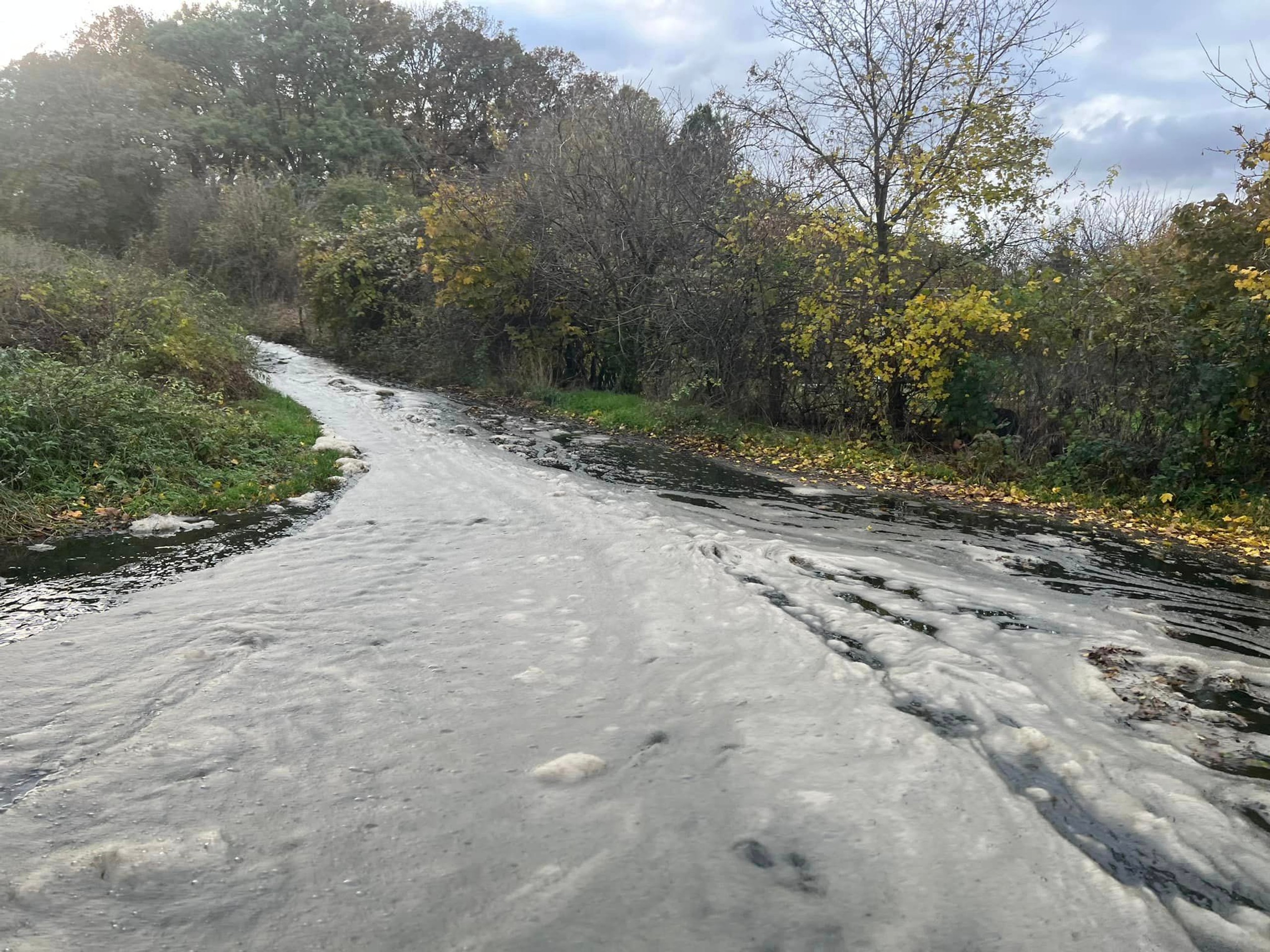 Vyliata tekutina neďaleko diaľnice D1 na úseku medzi Sencom a Blatným