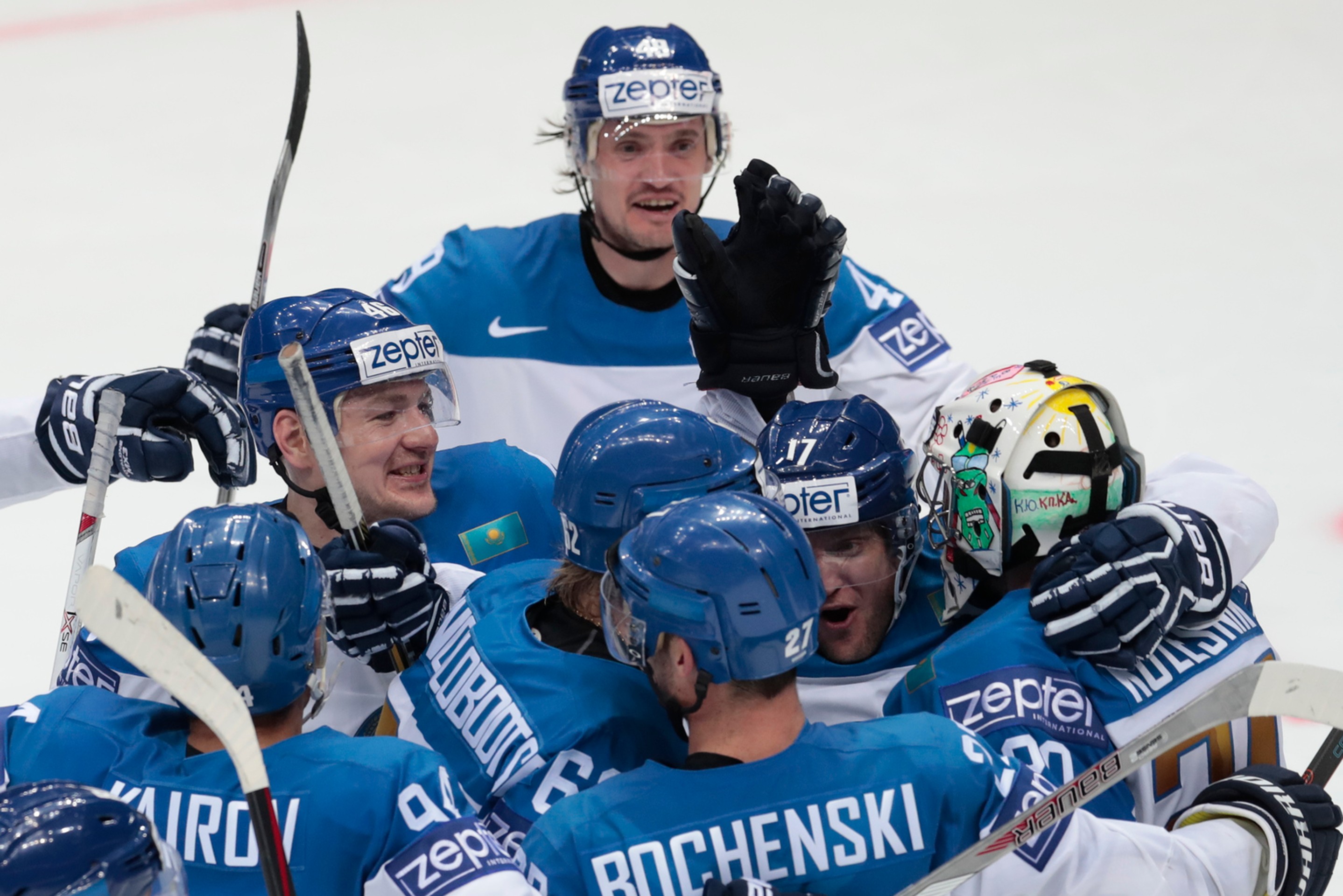 Radosť hráčov Kazachstanu po triumfe nad Švajčiarskom v dueli A-skupiny MS v Rusku.