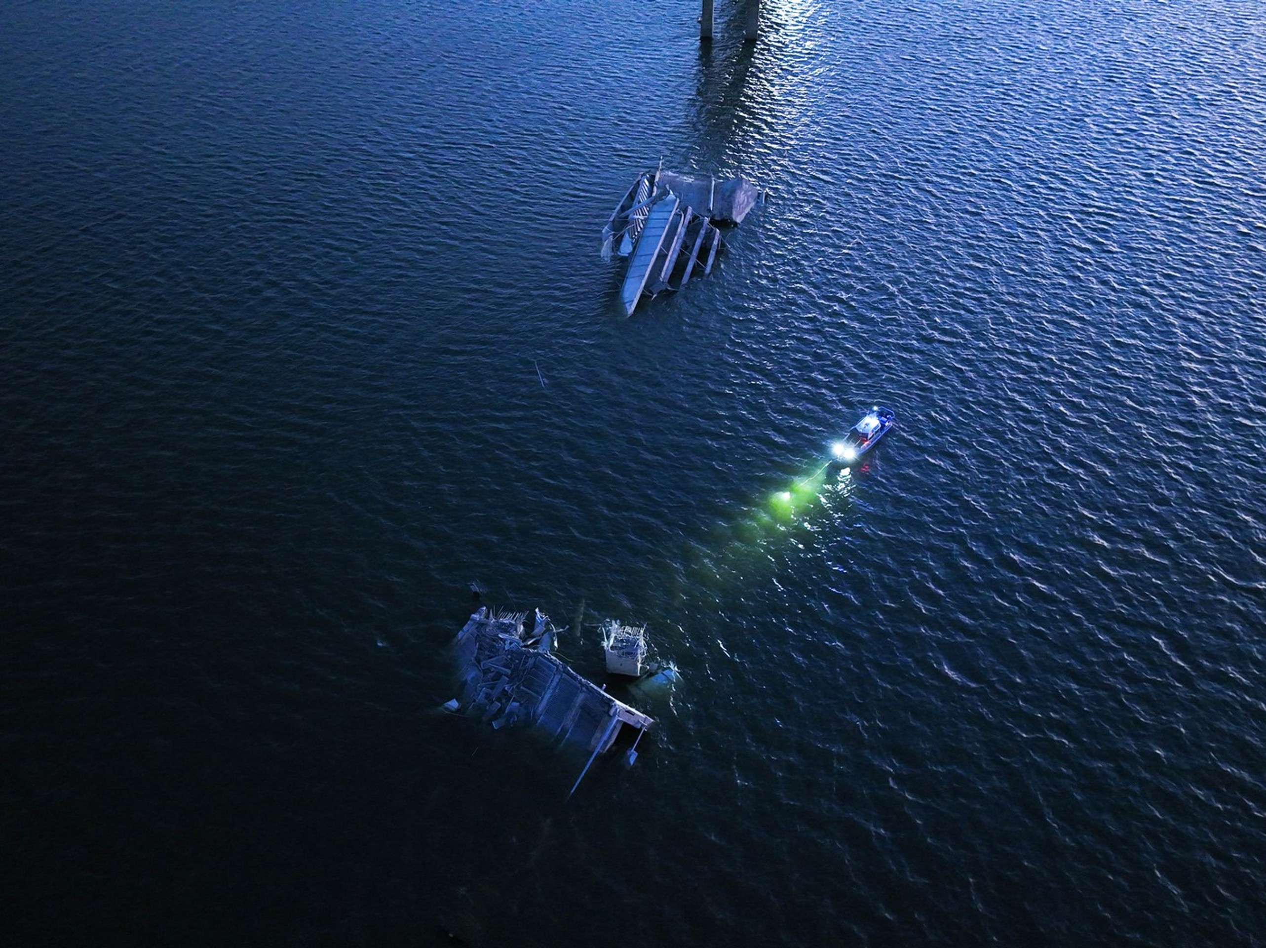 Po náraze lode sa zrútila časť mosta v Baltimore.