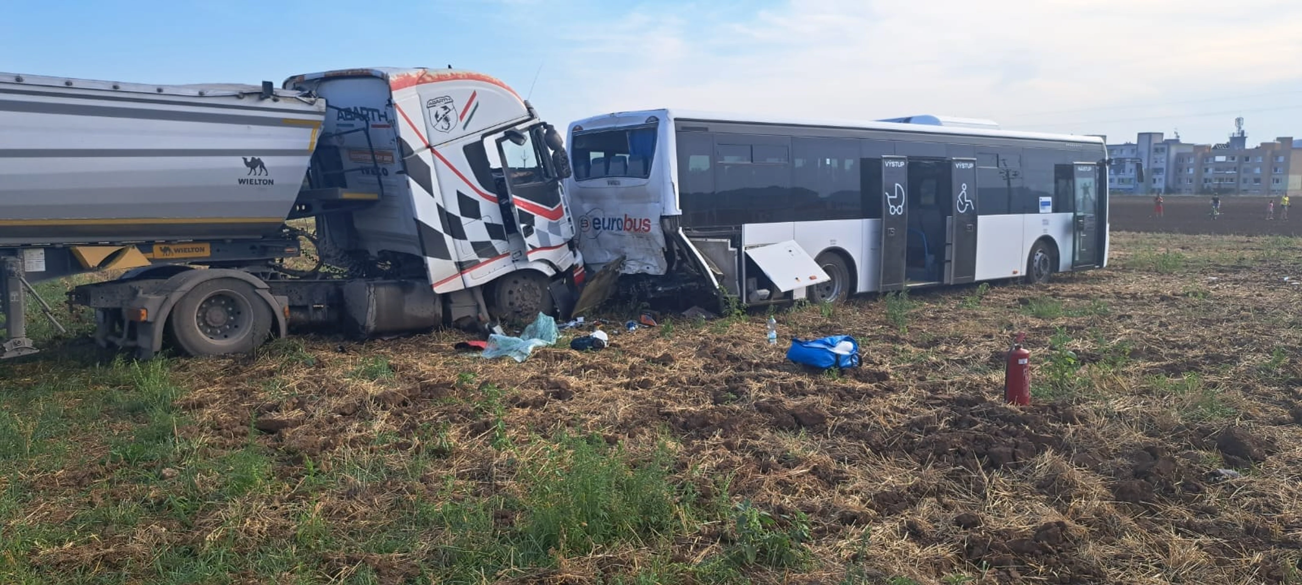 Zrážka kamióna a autobusu.