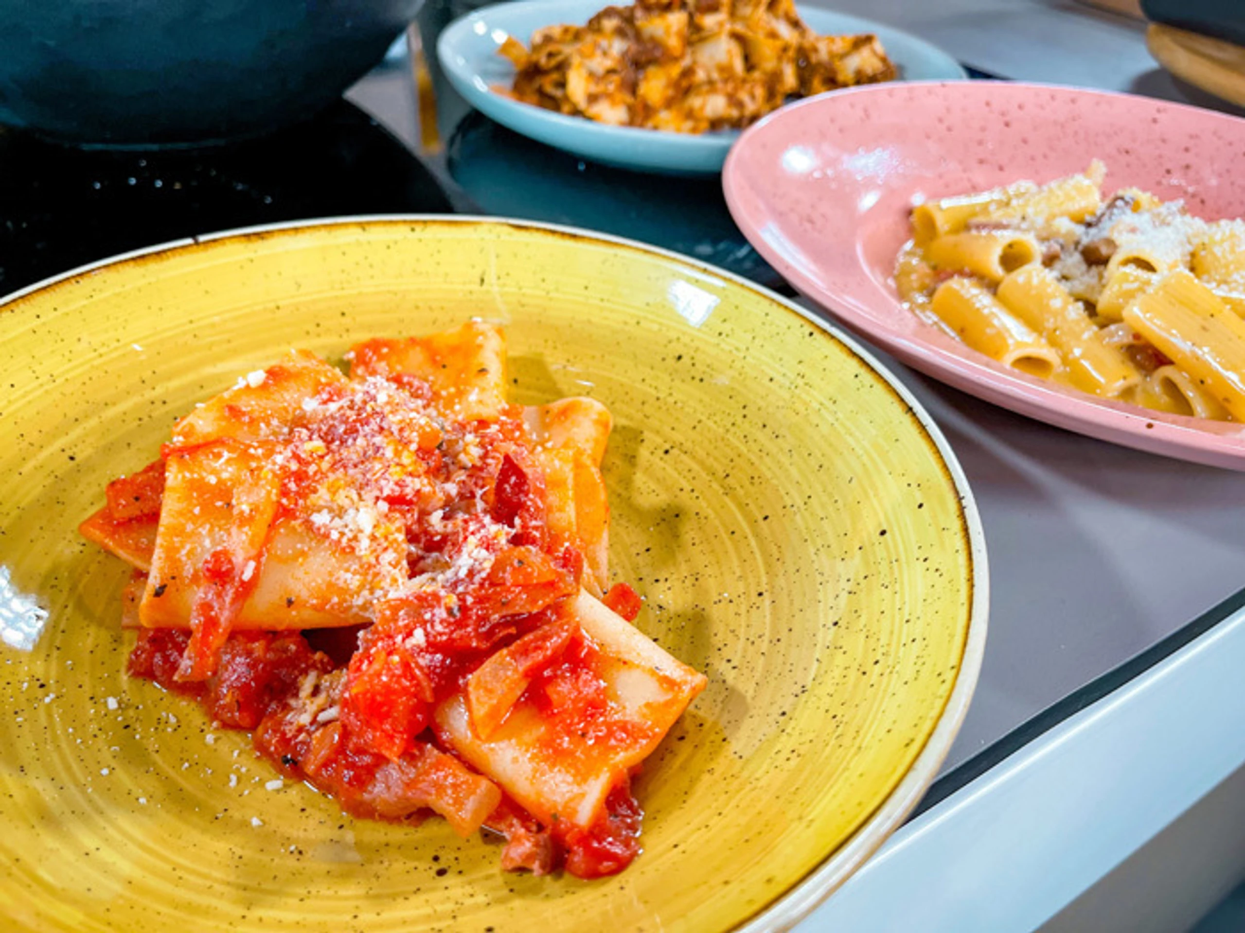 Paccheri all amatriciana od šéfkuchára Andrea Enu.