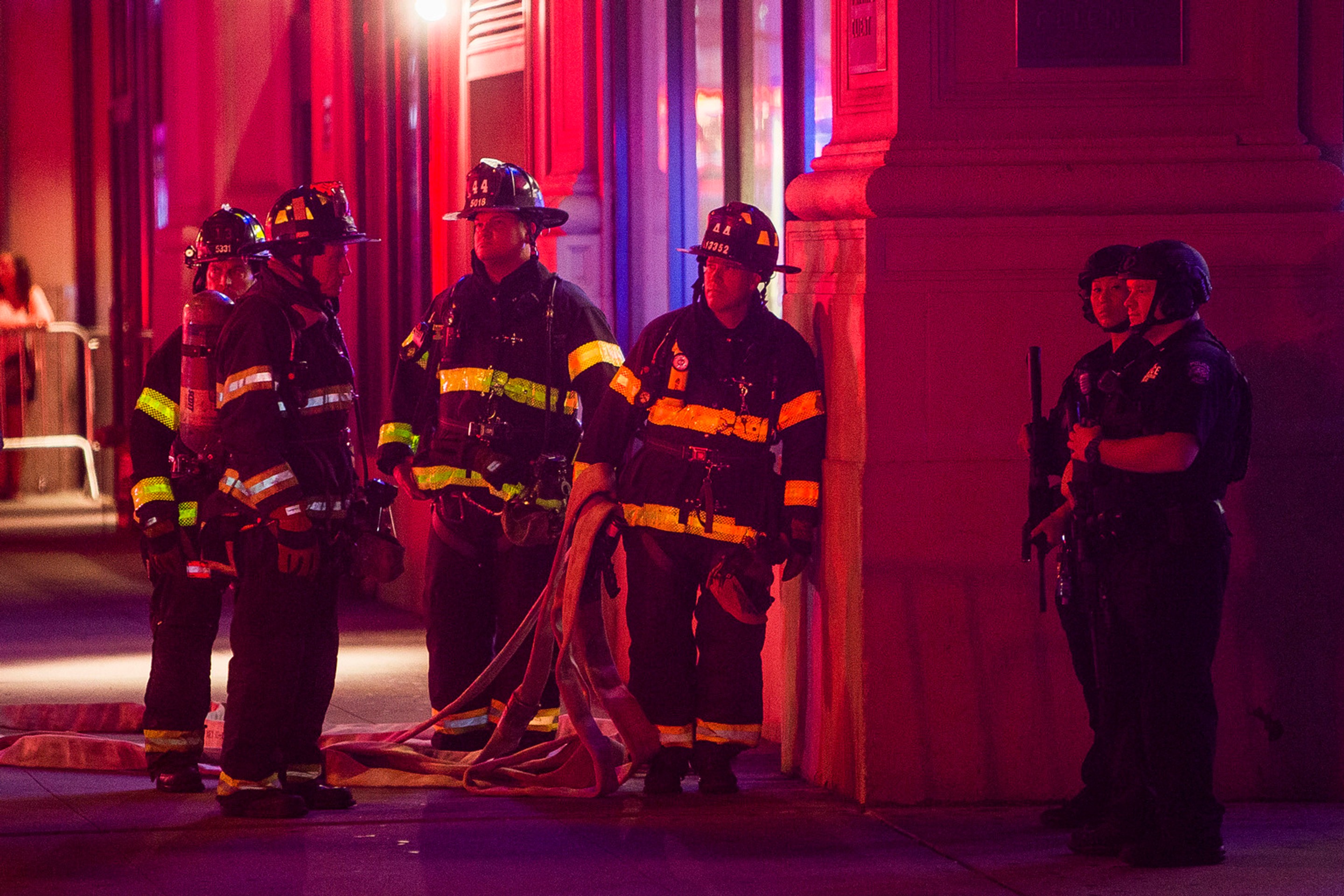 Hasiči čakajú v pohotovosti (ilustračná snímka)