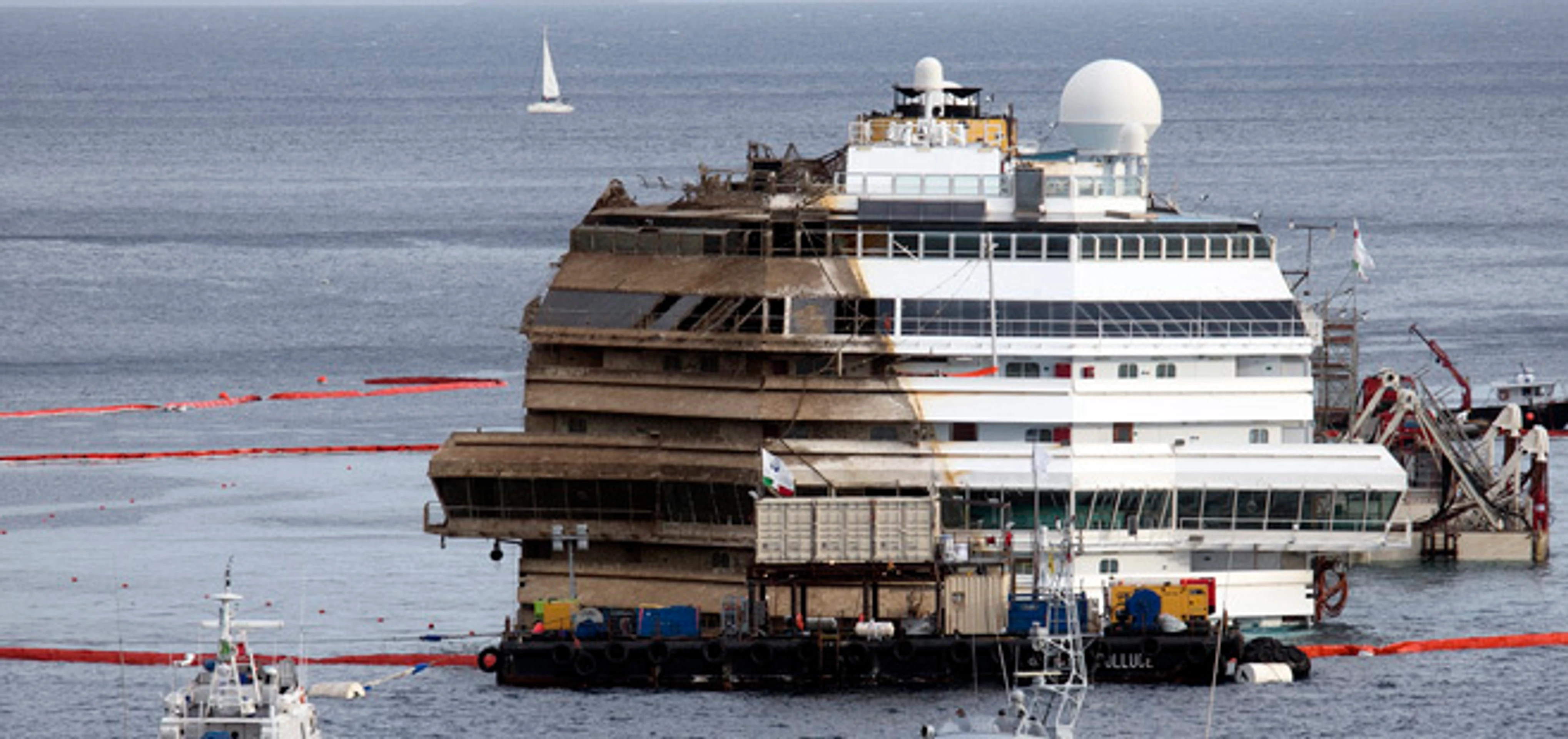 Narovnaná Costa Concordia