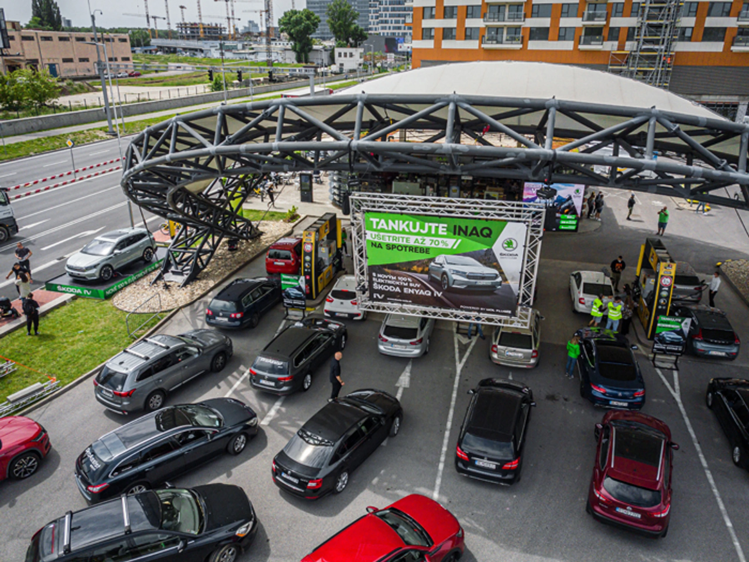 ŠKODA premenila čerpačku na nabíjaciu stanicu.