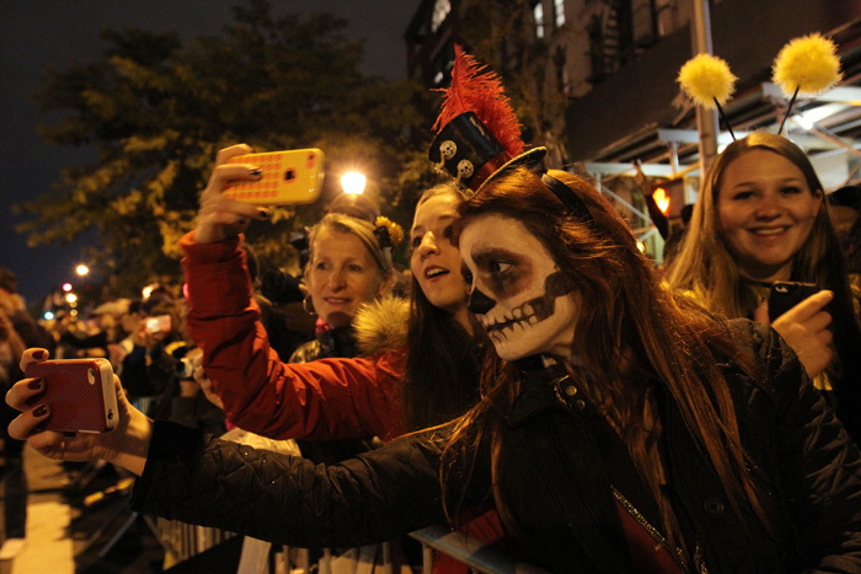 Zamaskovaní ľudia si robia selfie počas halloweenskeho sprievodu v New Yorku.