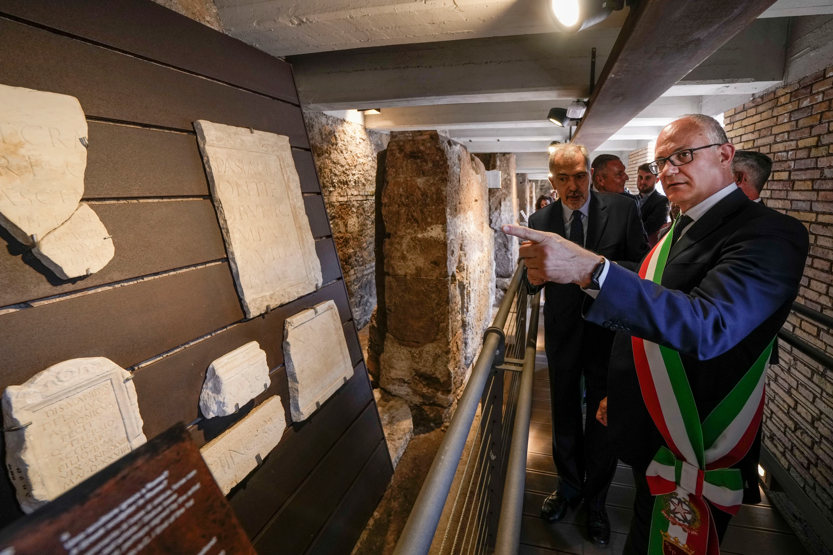 Starosta Ríma Roberto Gualtieri (vpravo) si prezerá archeologické nálezy počas návštevy chrámového komplexu, v ktorom sprístupnili štyri chrámy z obdobia starovekého Ríma, ktoré sa datujú do 3. storočia pred n