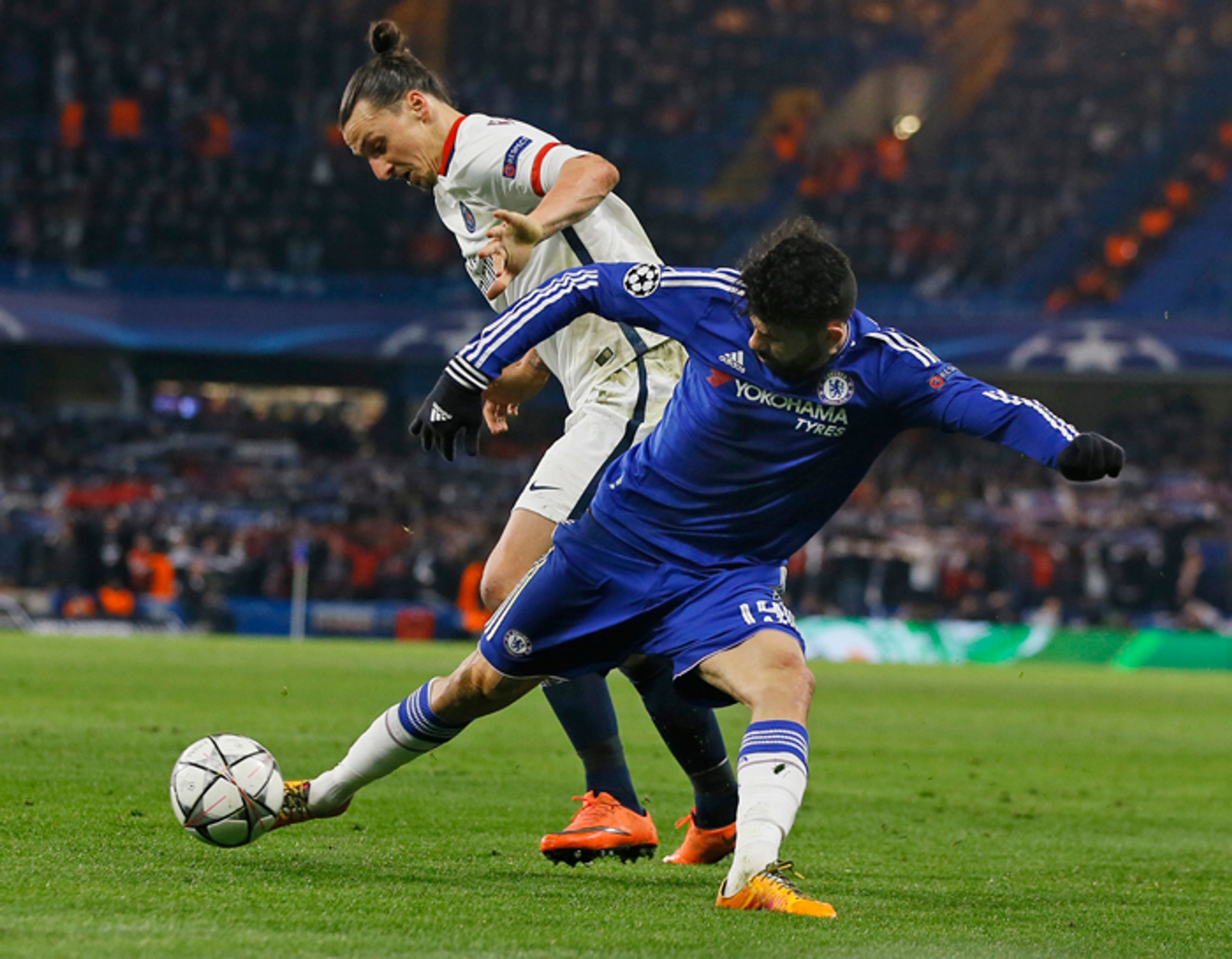 Zlatan Ibrahimovič (PSG) a Diego Costa (Chelsea) v súboji o loptu v osemfinále LM.