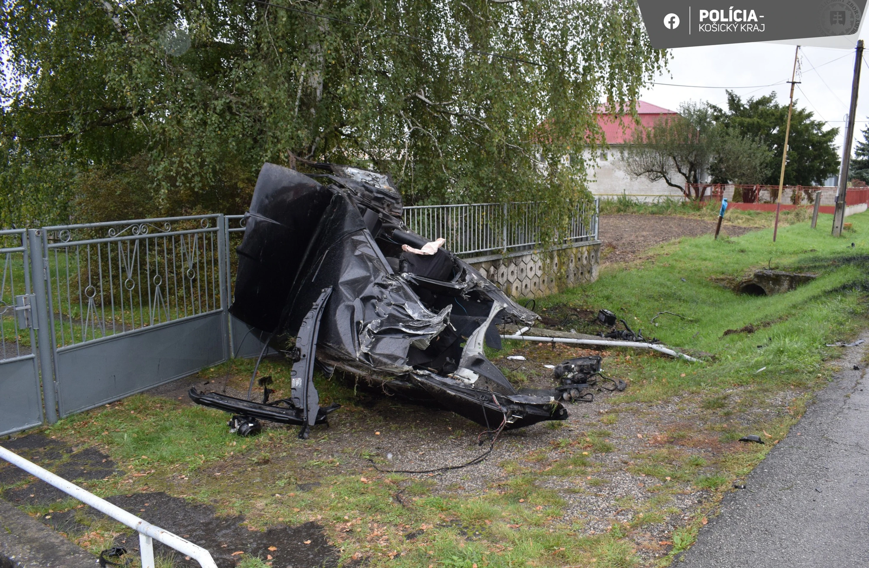 Auto pri nehode roztrhlo na polovicu