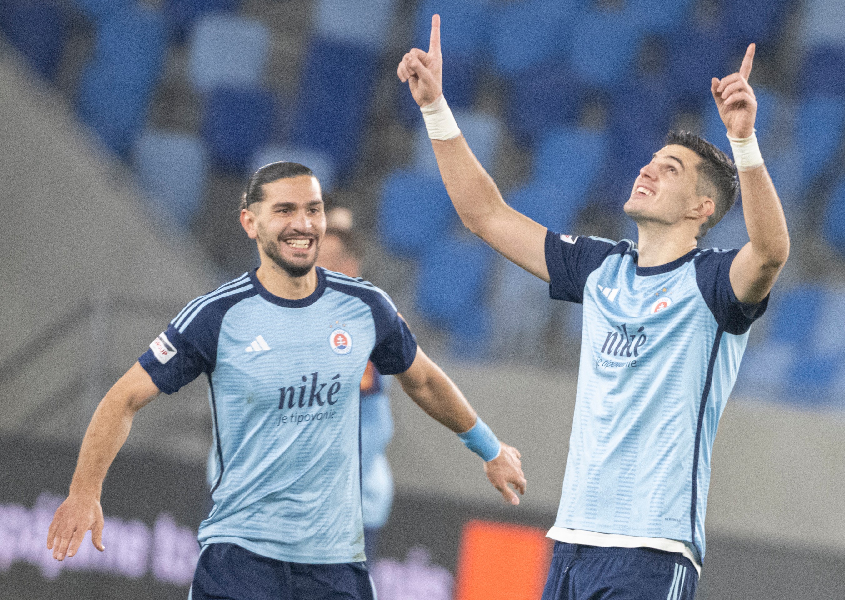 Sprava Marko Tolič a Kyriakos Savvidis (obaja Slovan) oslavujú gól v 18. kole Niké ligy proti Dunajskej Strede.