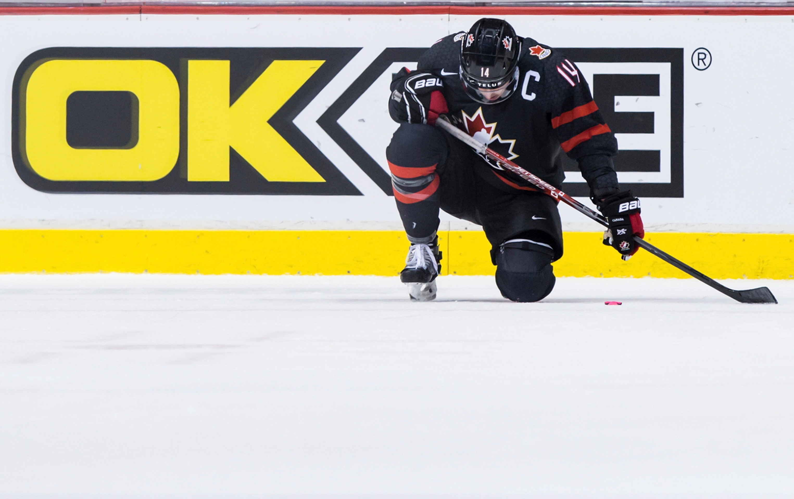 Zľava Kanaďania Michael DiPietro, Jack Studnicka, Alexis Lafreniére a Joe Veleno reagujú po prehre vo štvrťfinále MS do 20 rokov