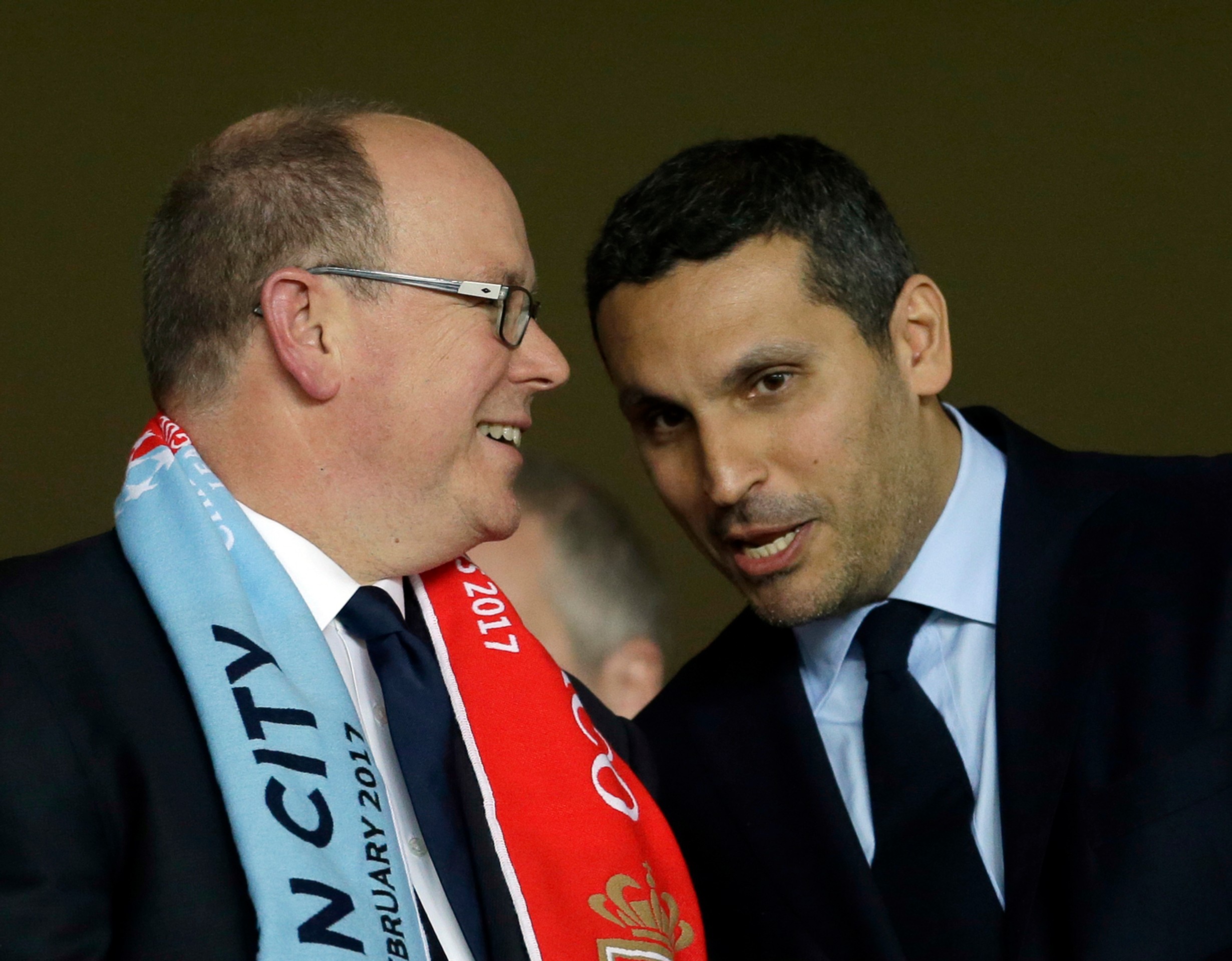 Prezident ManCity Chaldon al-Mubarak (vpravo) v debate s monackým princom Albertom II. počas odvety osemfinále LM proti Monacu.