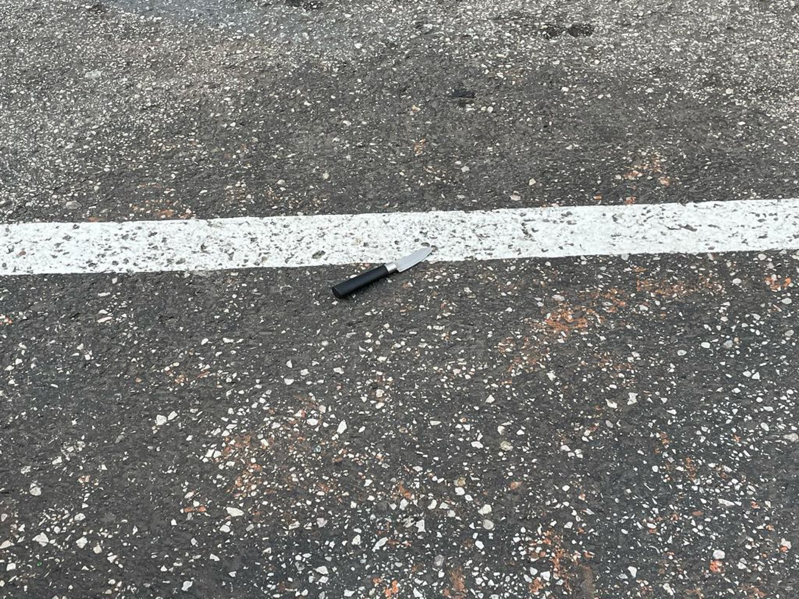 Muž napádal ľudí na ulici.