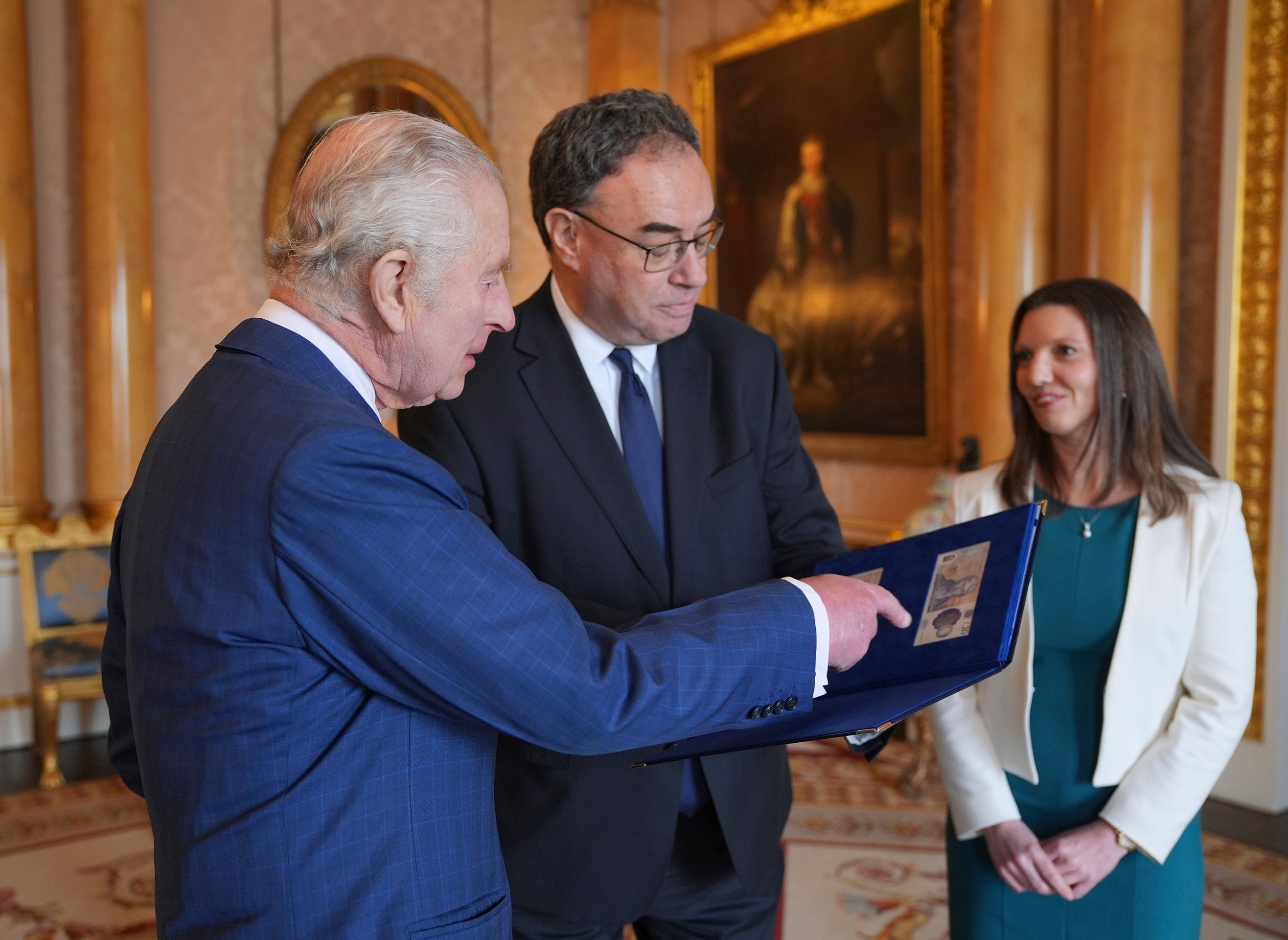 Britský kráľ si prezrel prvé bankovky so svojím portrétom