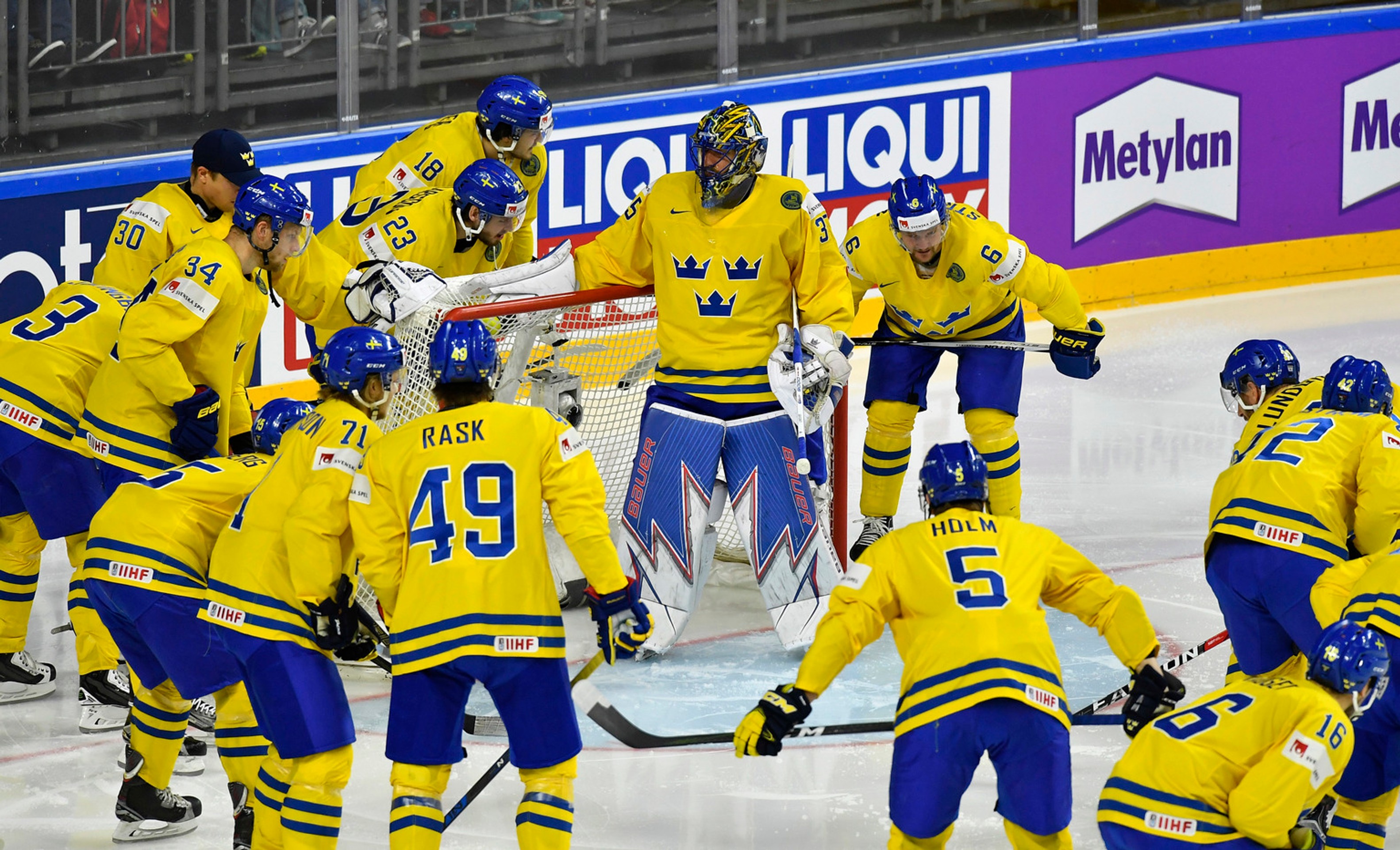 Bojová porada vo švédskom tábore počas predzápasového rozkorčuľovania.