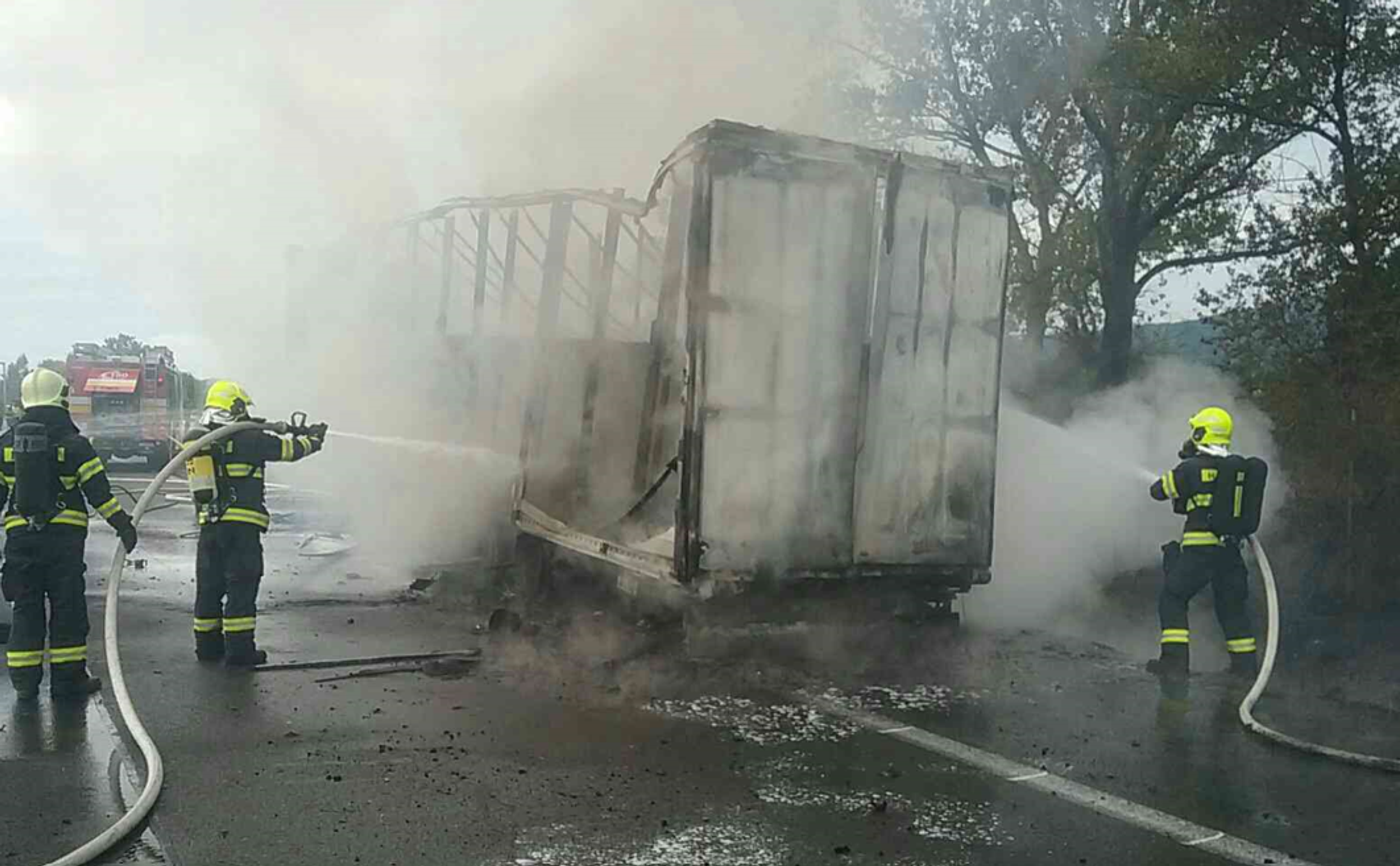 Horiaci kamión na D2 za Stupavou.