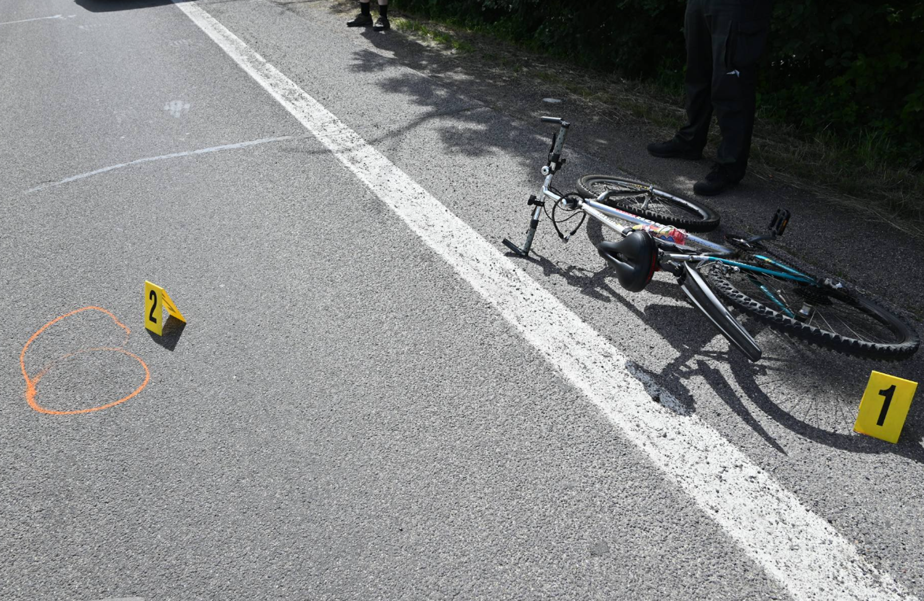 Opitý cyklista spadol na autobus.