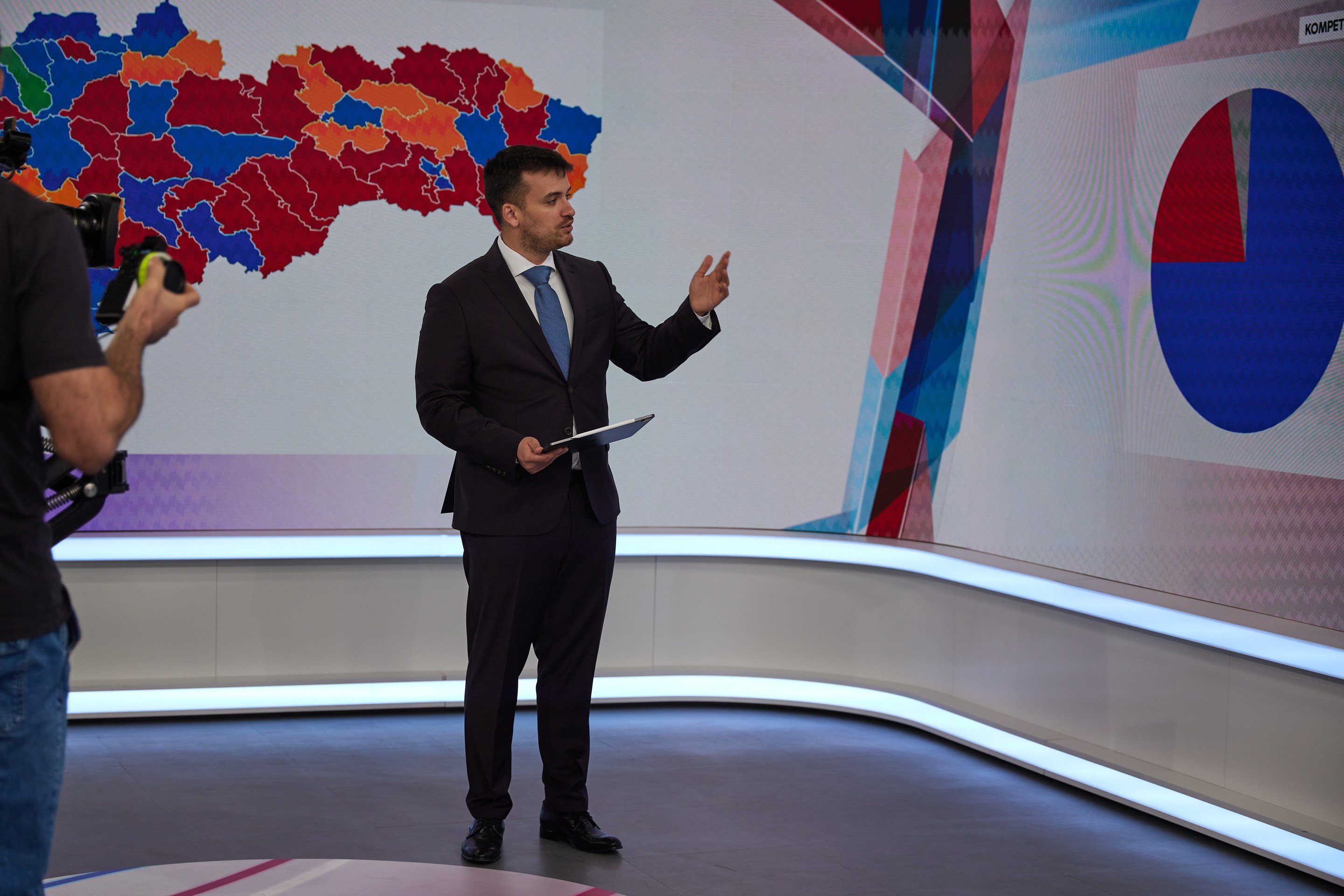 Prípravy na volebnú noc s Adelom Ghannamom.