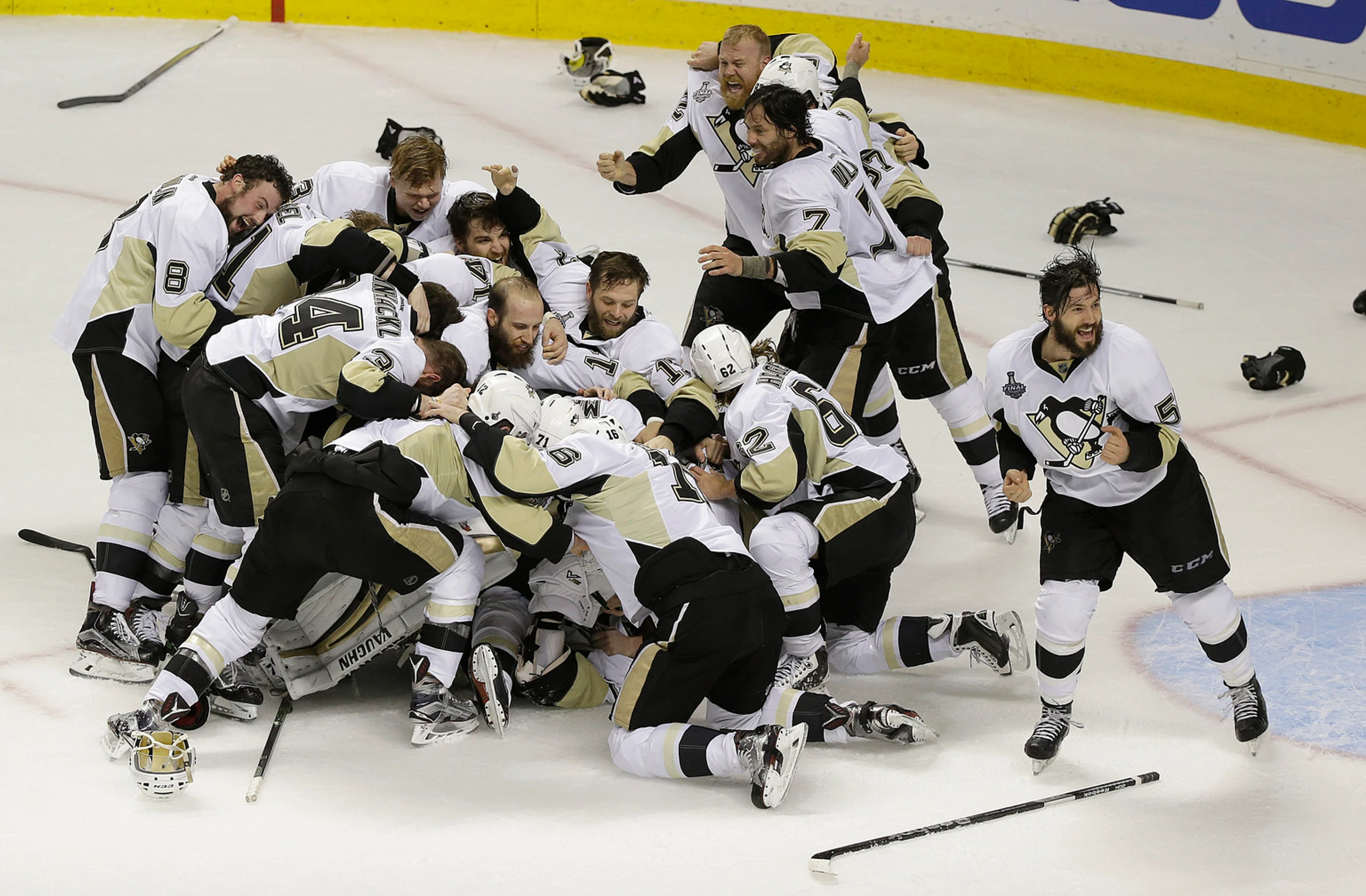 Obrovská radosť hráčov Penguins po finálovom triumfe nad San José Sharks.
