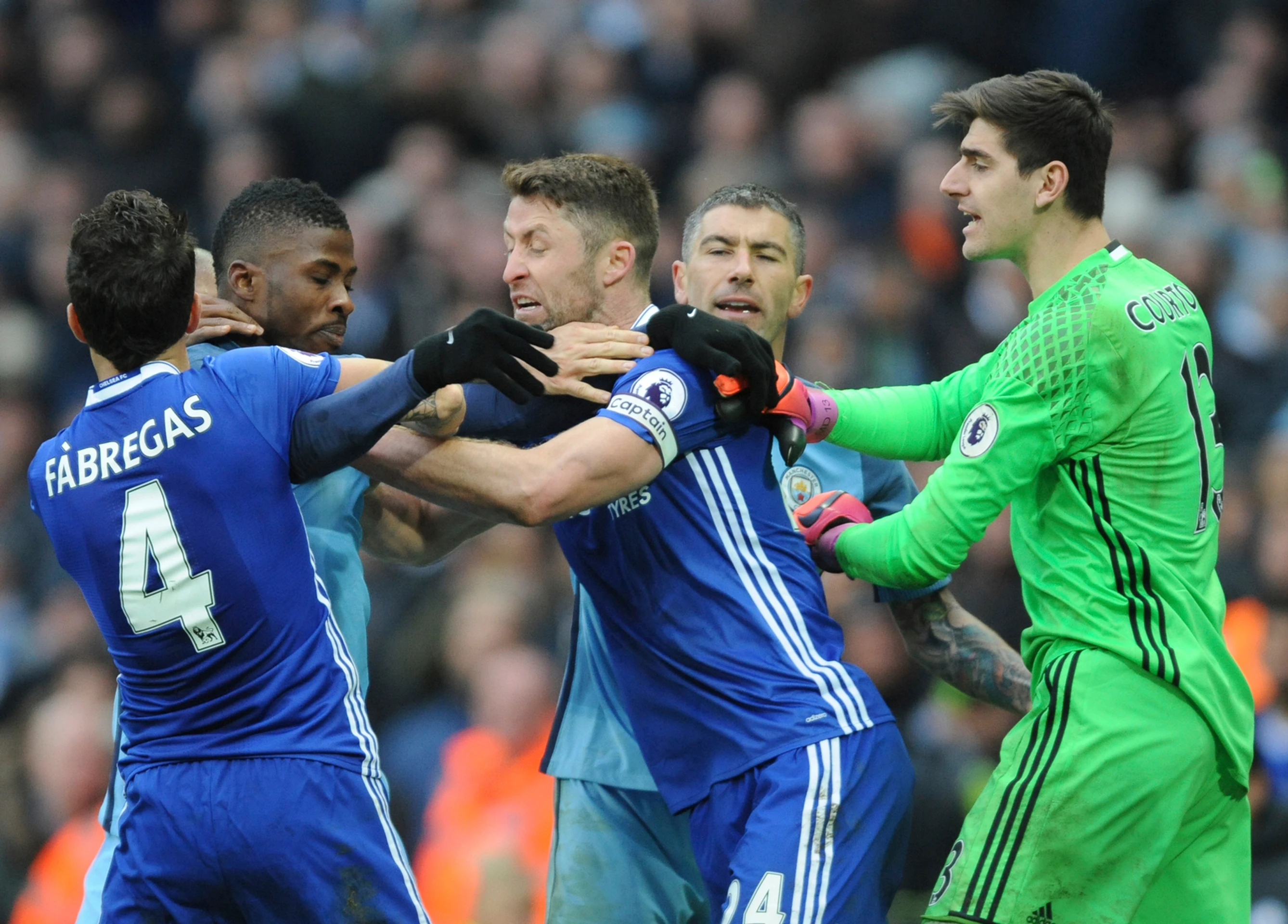 Strkanica hráčov v dueli Manchester City - Chelsea Londýn.