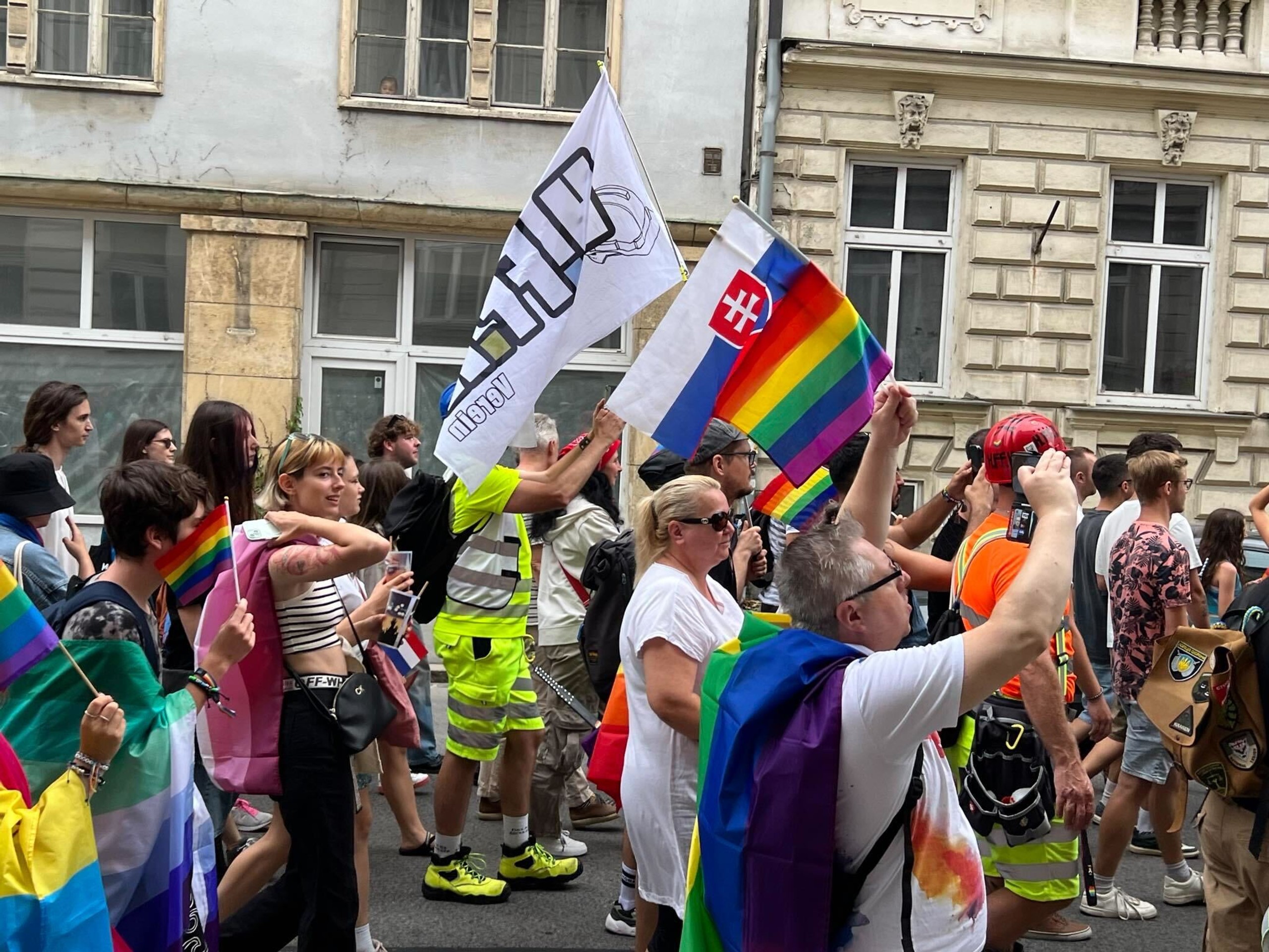 Dúhový Pride v uliciach Bratislavy.