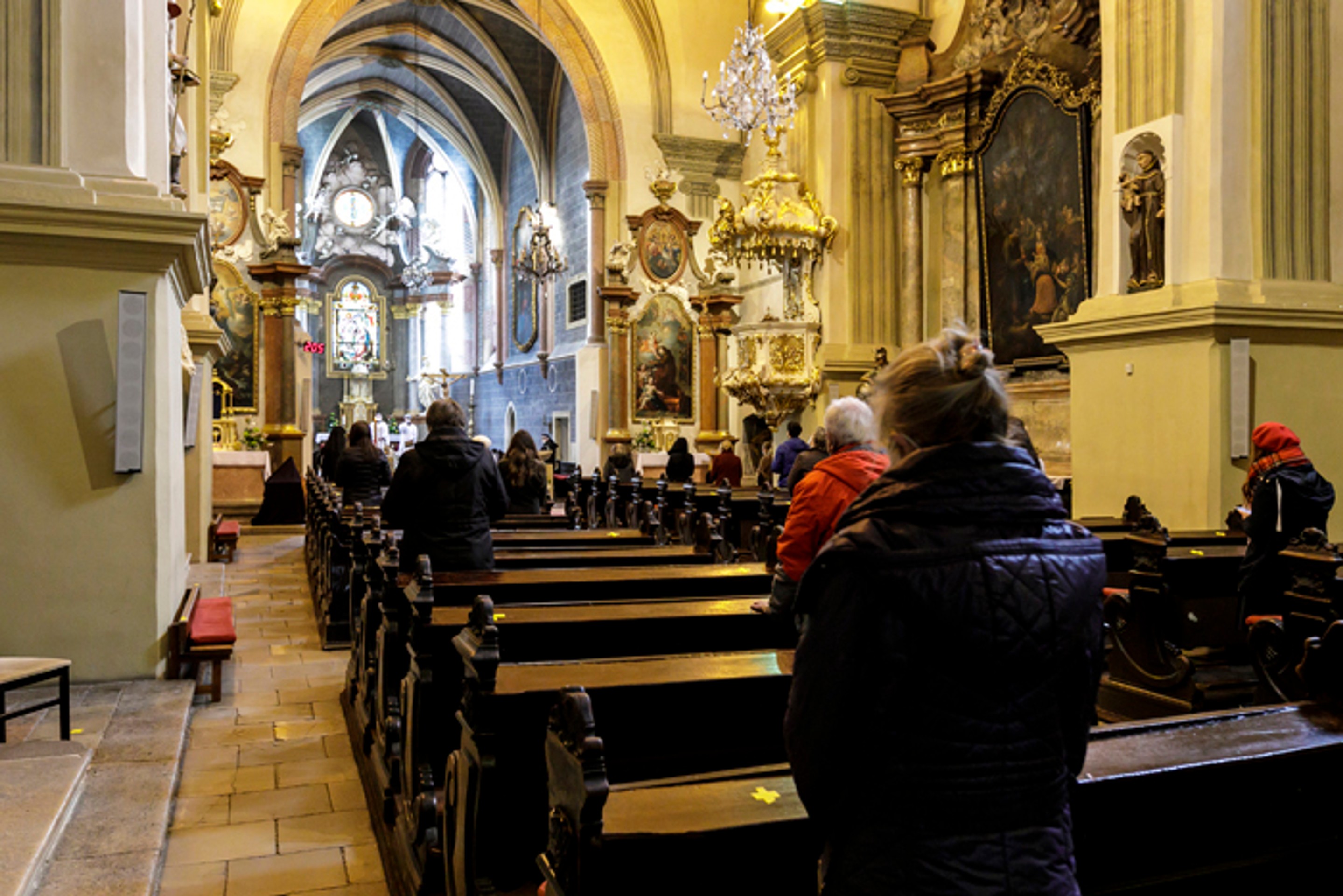Veriaci počas svätej omše v kostole Zvestovania Pána (Františkánsky kostol) v Bratislave.