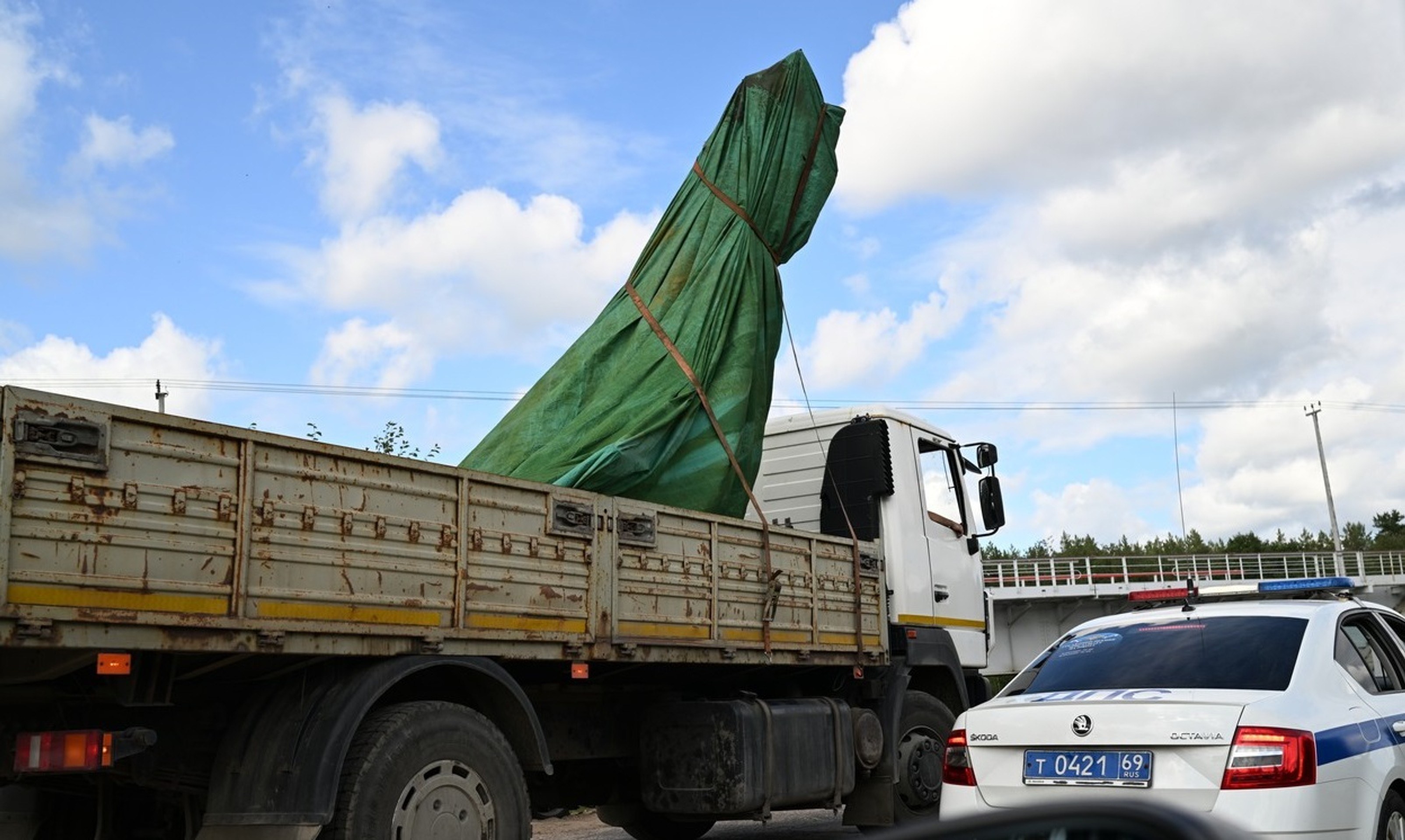 Na snímke nákladné auto vezie časť súkromného lietadla, ktoré malo patriť Jevgenijovi Prigožinovi.