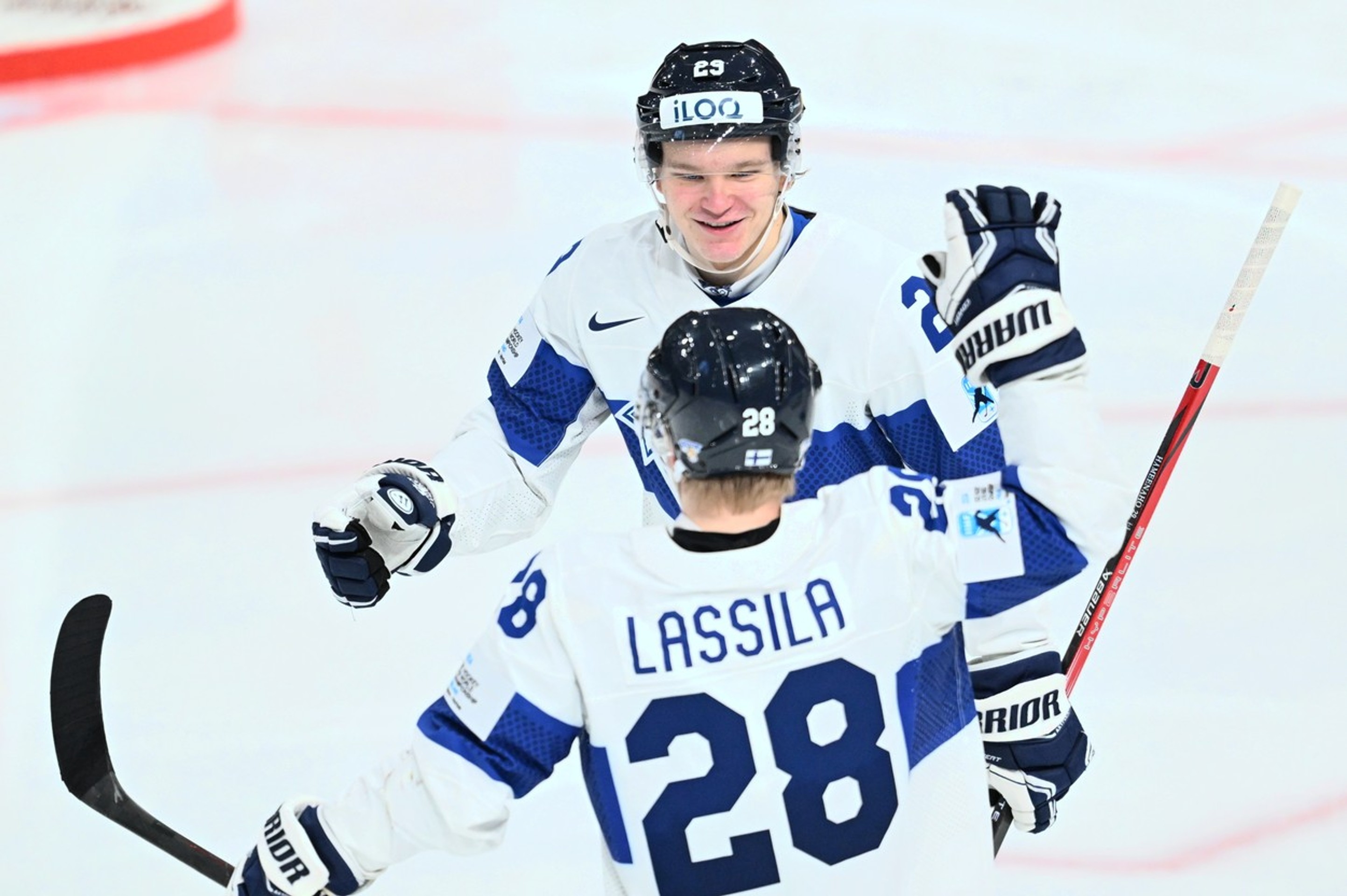 Fíni Hameenaho a Lassila oslavujú druhý gól do siete Slovenska.