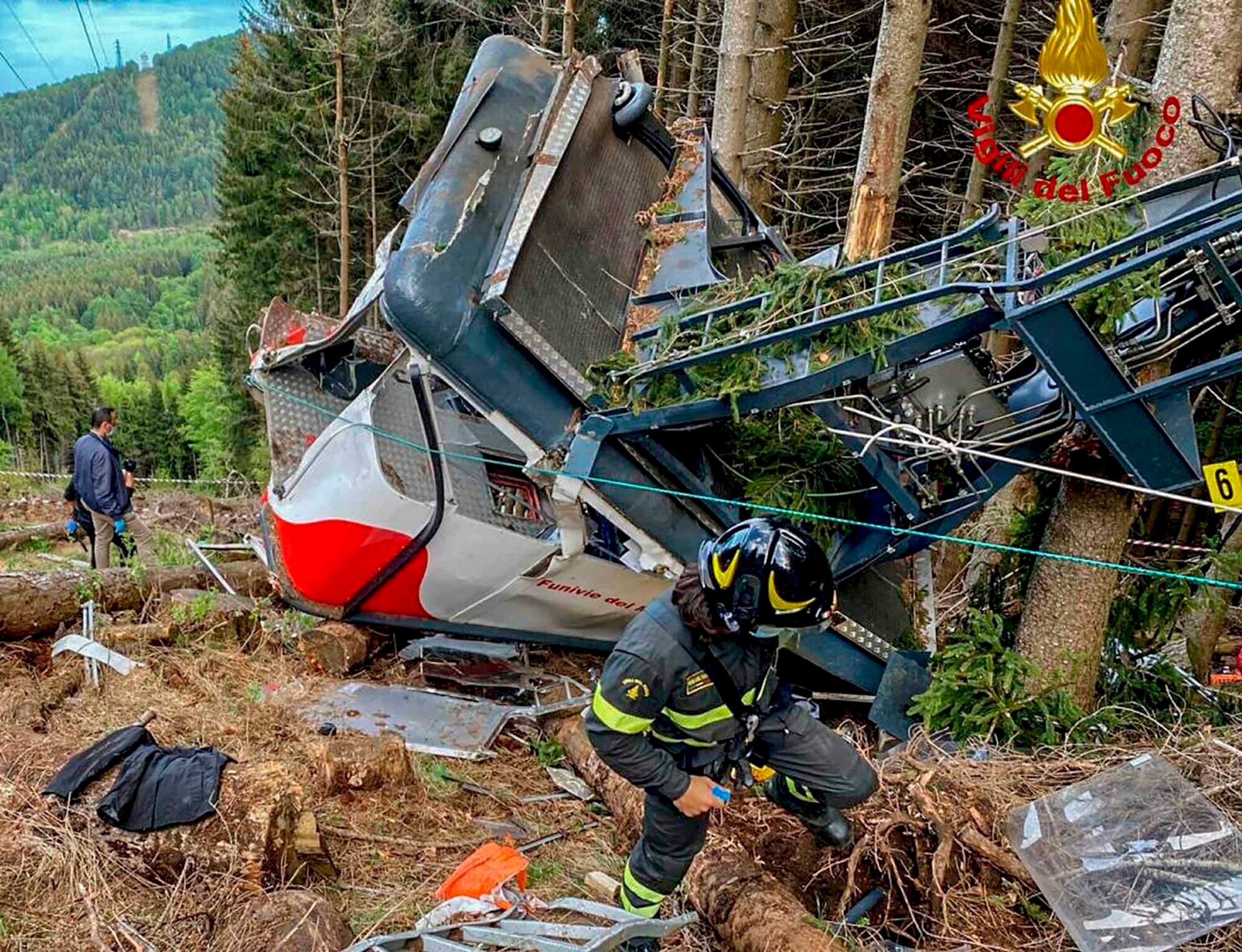 Pád lanovky na horu Mottarone v Taliansku