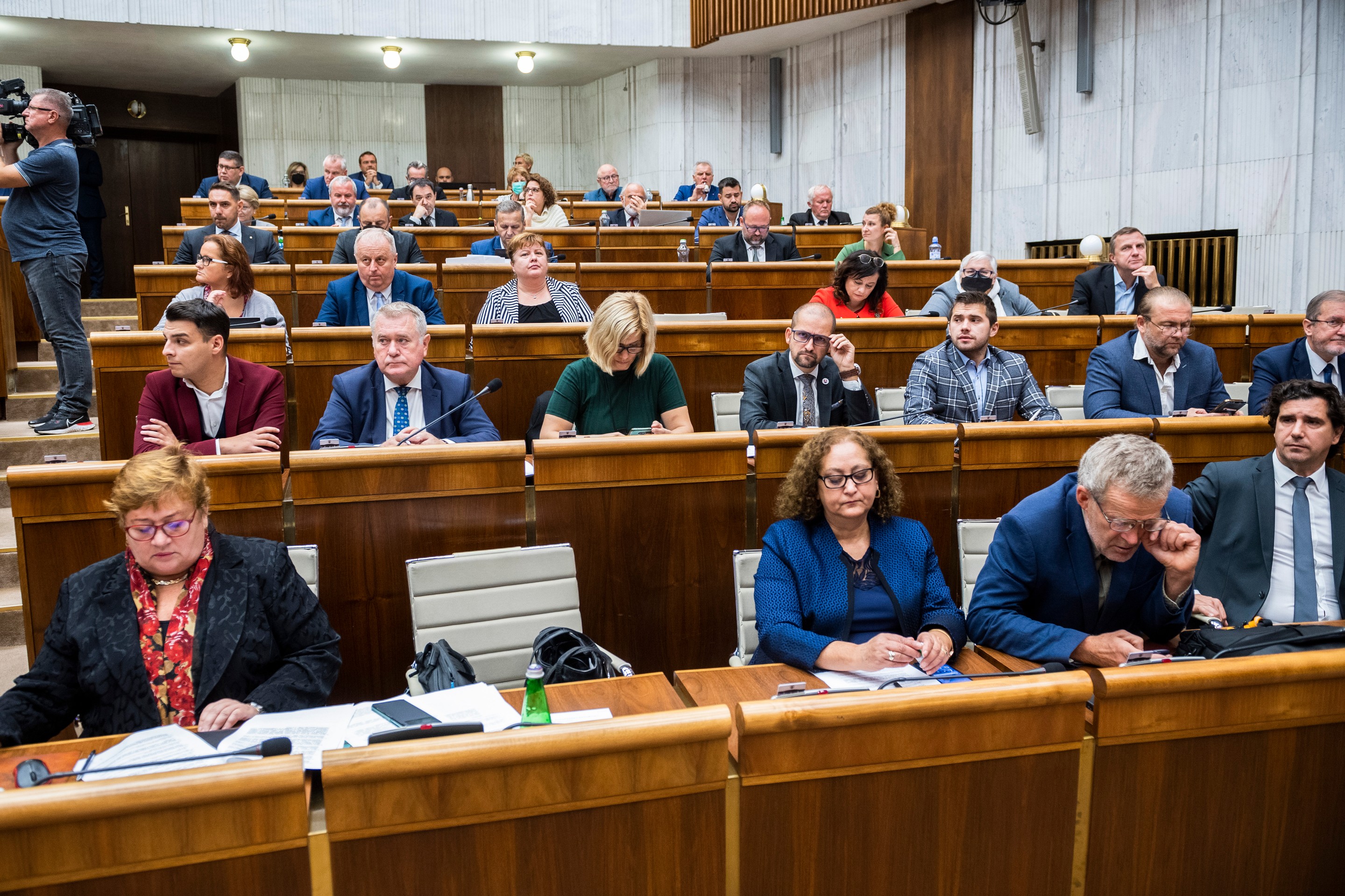 Na snímke poslanci OĽANO počas hlasovania o odvolaní ministra financií Igora Matoviča.