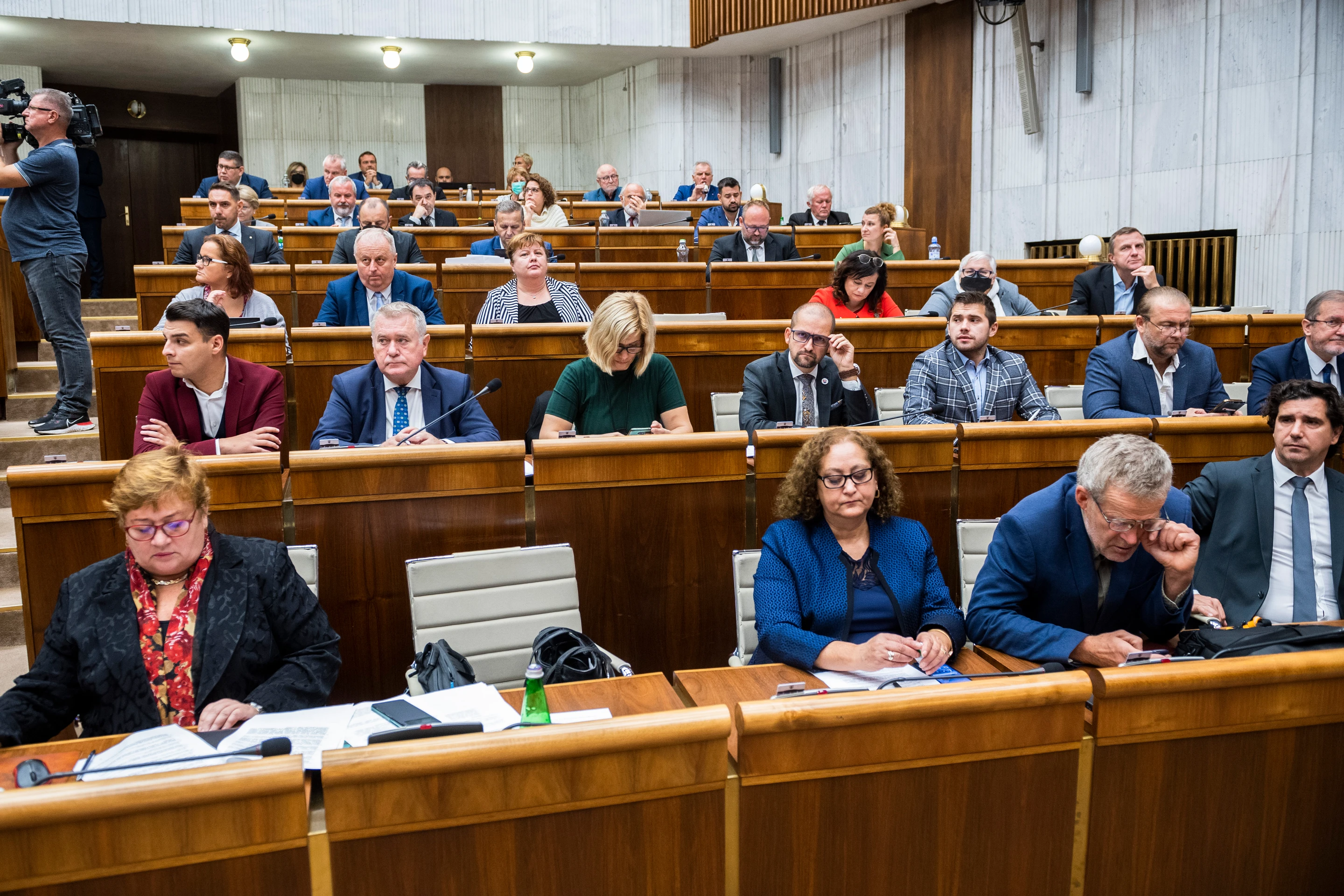 Na snímke poslanci OĽANO počas hlasovania o odvolaní ministra financií Igora Matoviča.