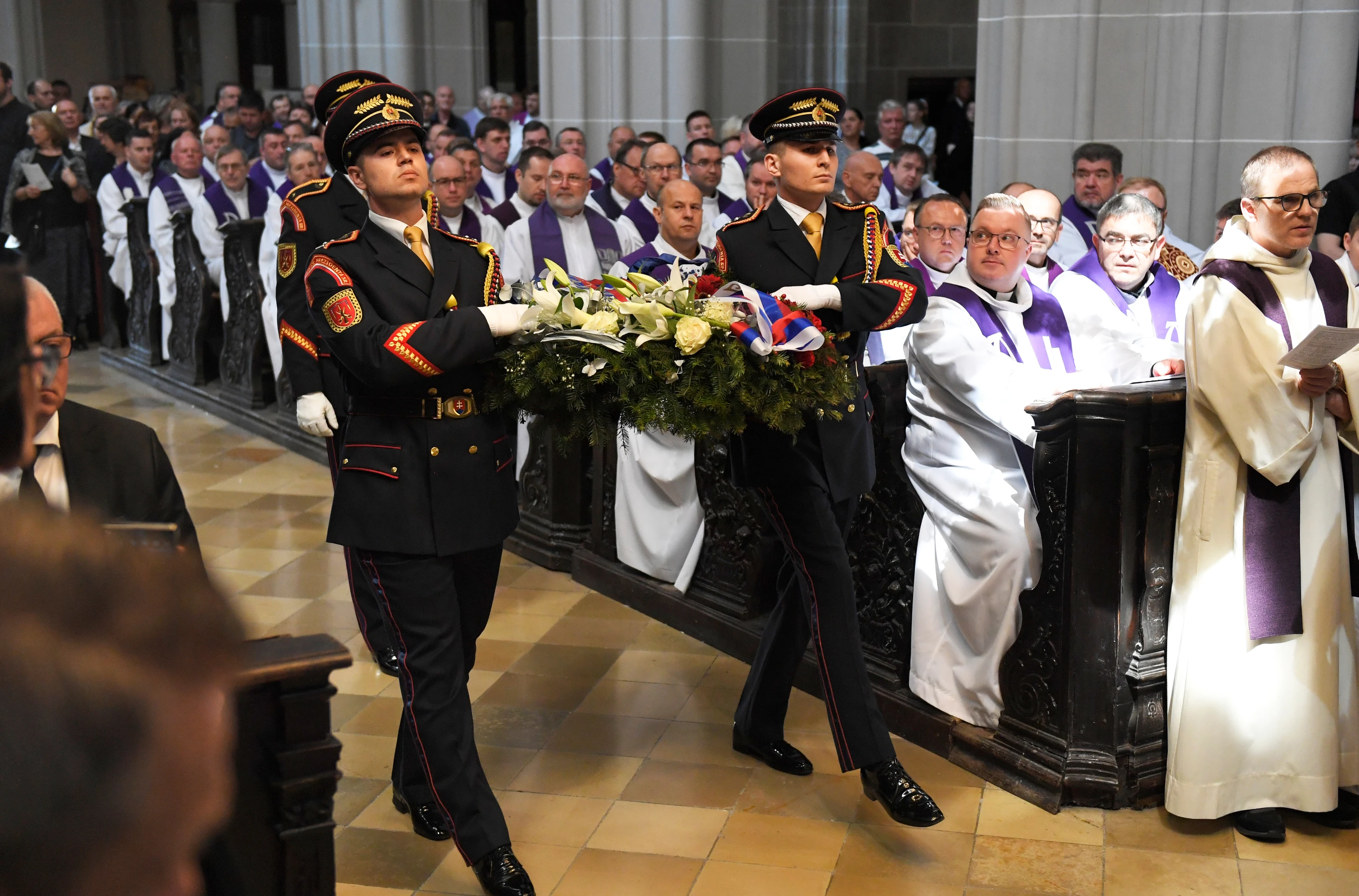 Posledná rozlúčka s košickým emeritným arcibiskupom Alojzom Tkáčom v Dóme sv. Alžbety.