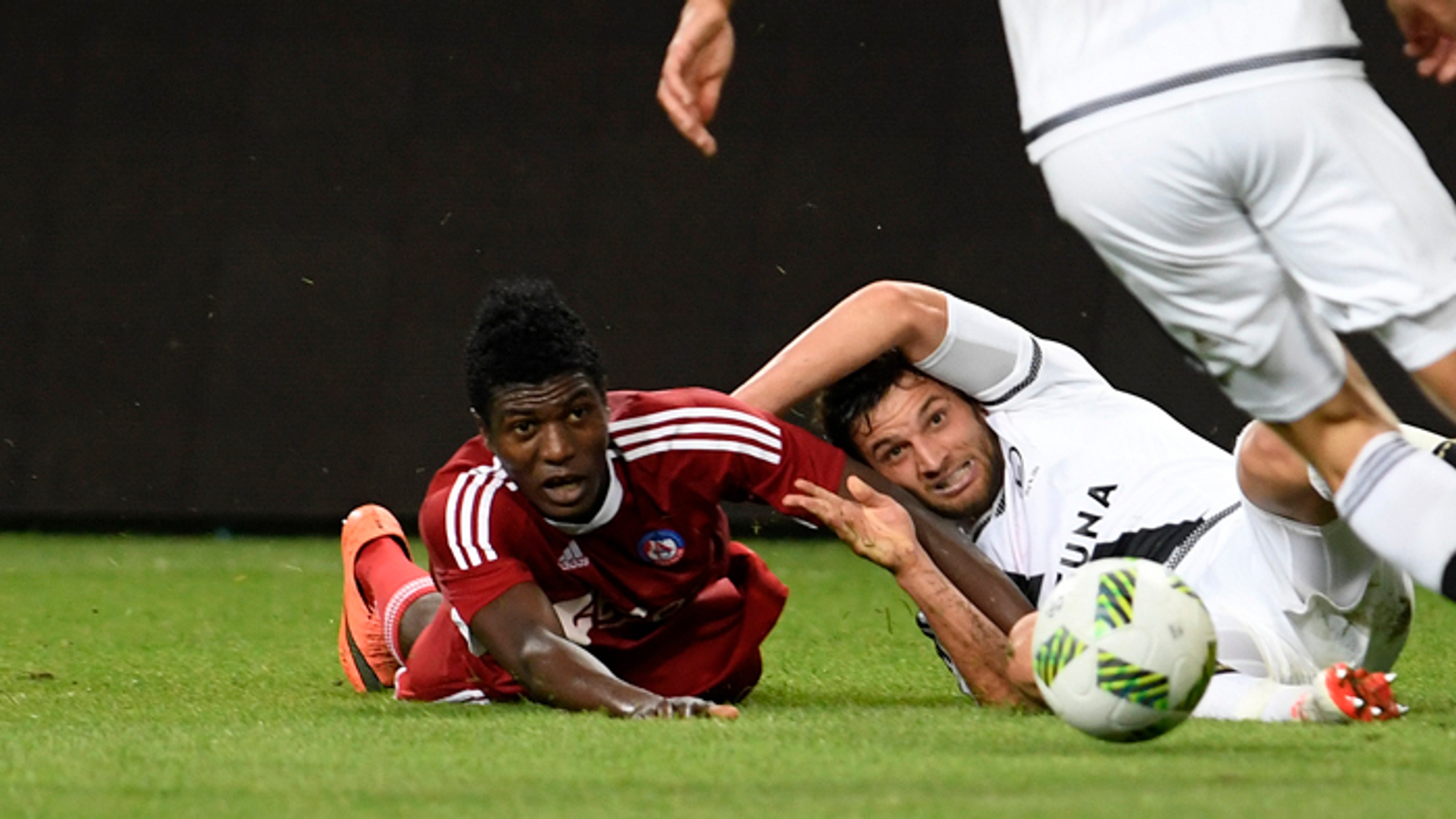 Trenčan Aliko Bala (vľavo) a hráč Legie Varšava Bartosz Bereszynski.