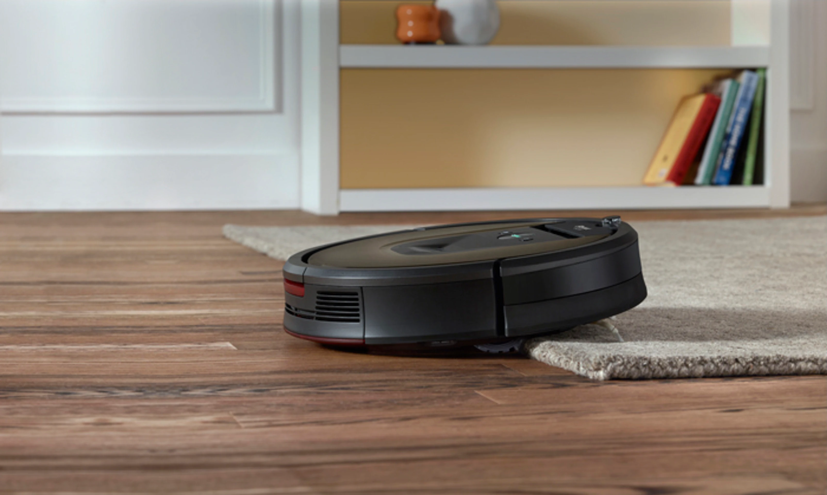 Roomba® 980 sa vie prispôsobiť rôznym typom povrchov.
