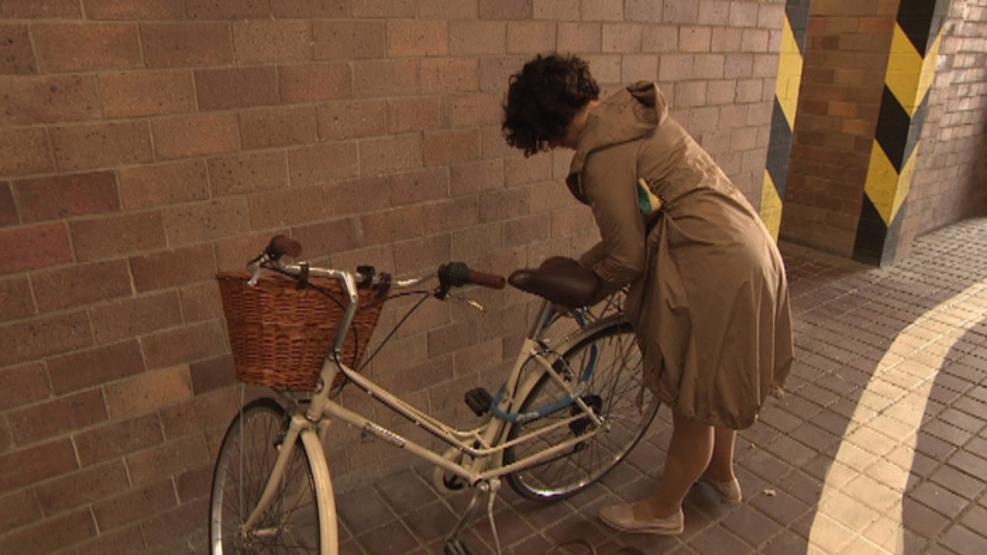Lucia Nicholsonová parkuje bicykel v parlamentnej garáži.