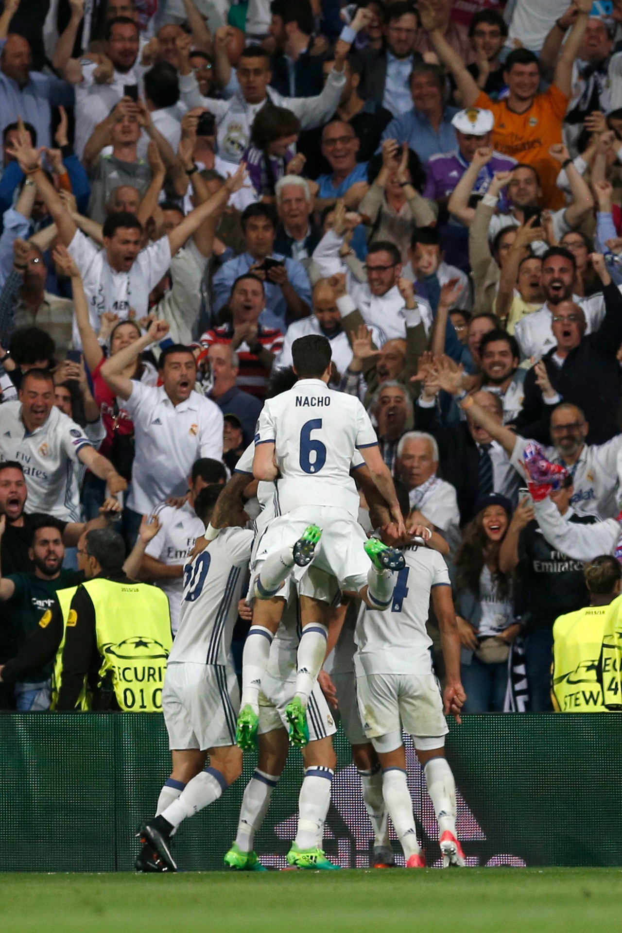 Radosť hráčov Realu po góle v sieti Bayernu v odvete štvrťfinále LM.