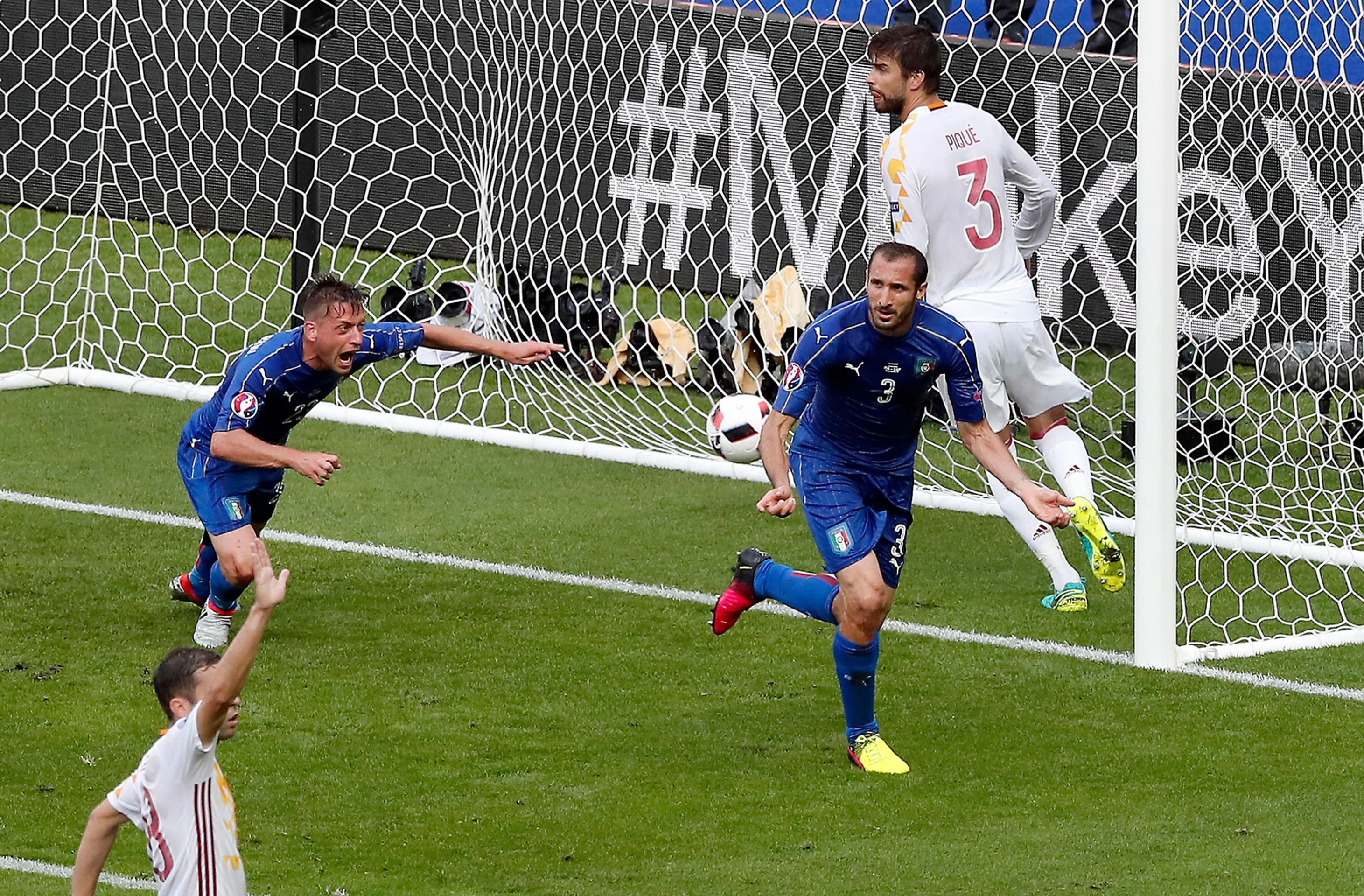 Talian Giorgio Chiellini (vpravo) sa teší po strelení úvodného gólu v osemfinále ME proti Španielsku.
